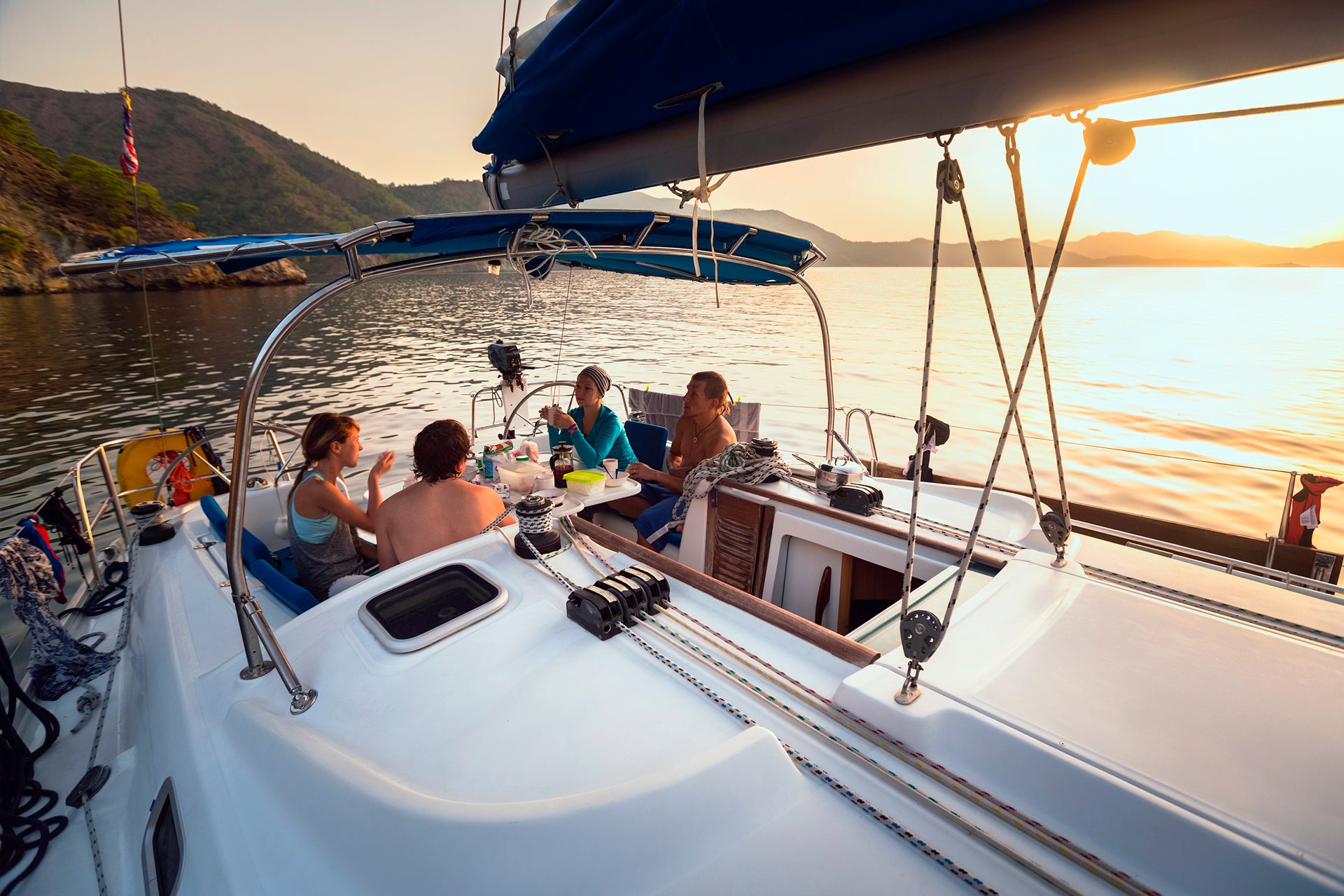 Amigos de vacaciones a bordo de un yate de alquiler en Sicilia