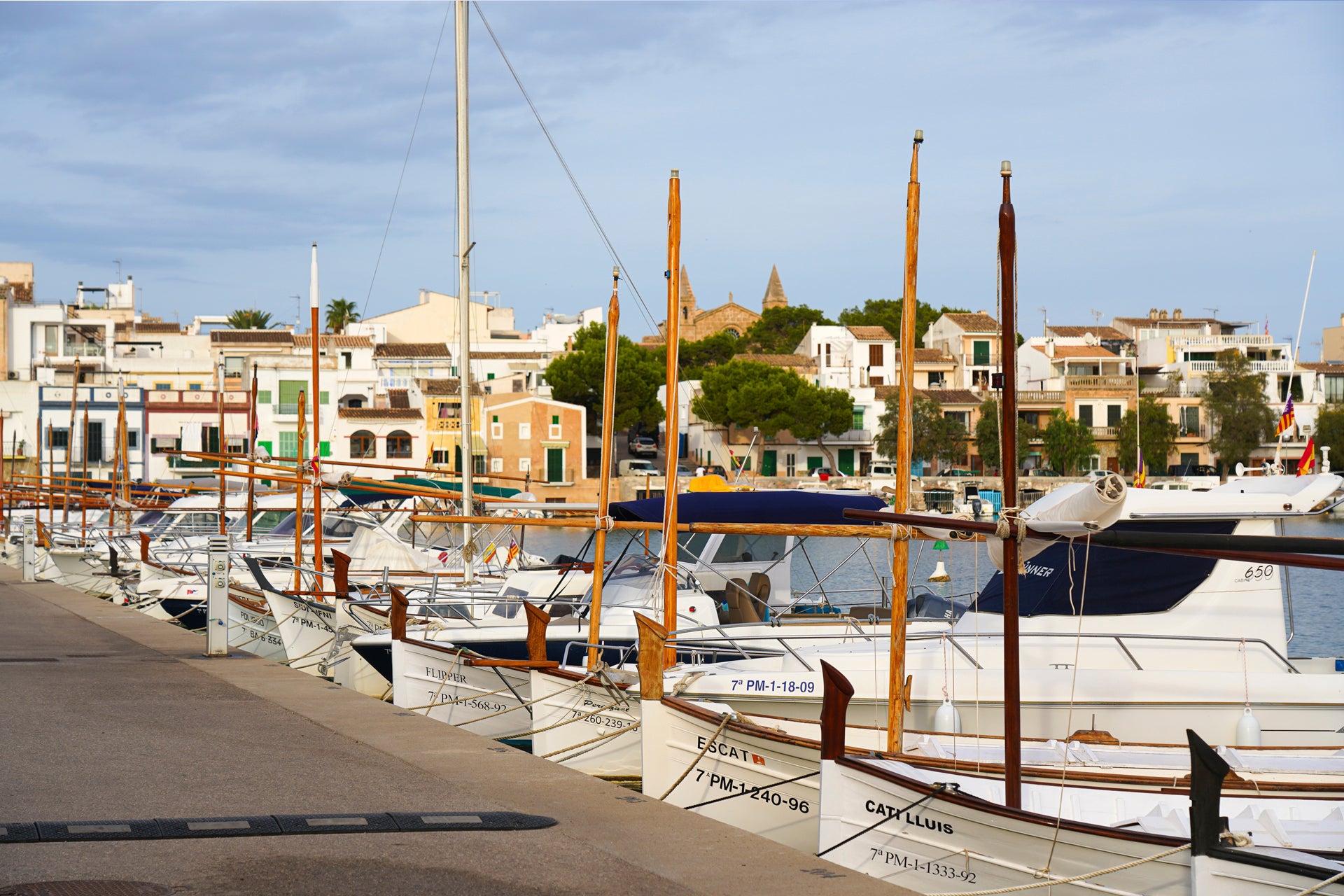 Barcos y yates en puerto típico de España