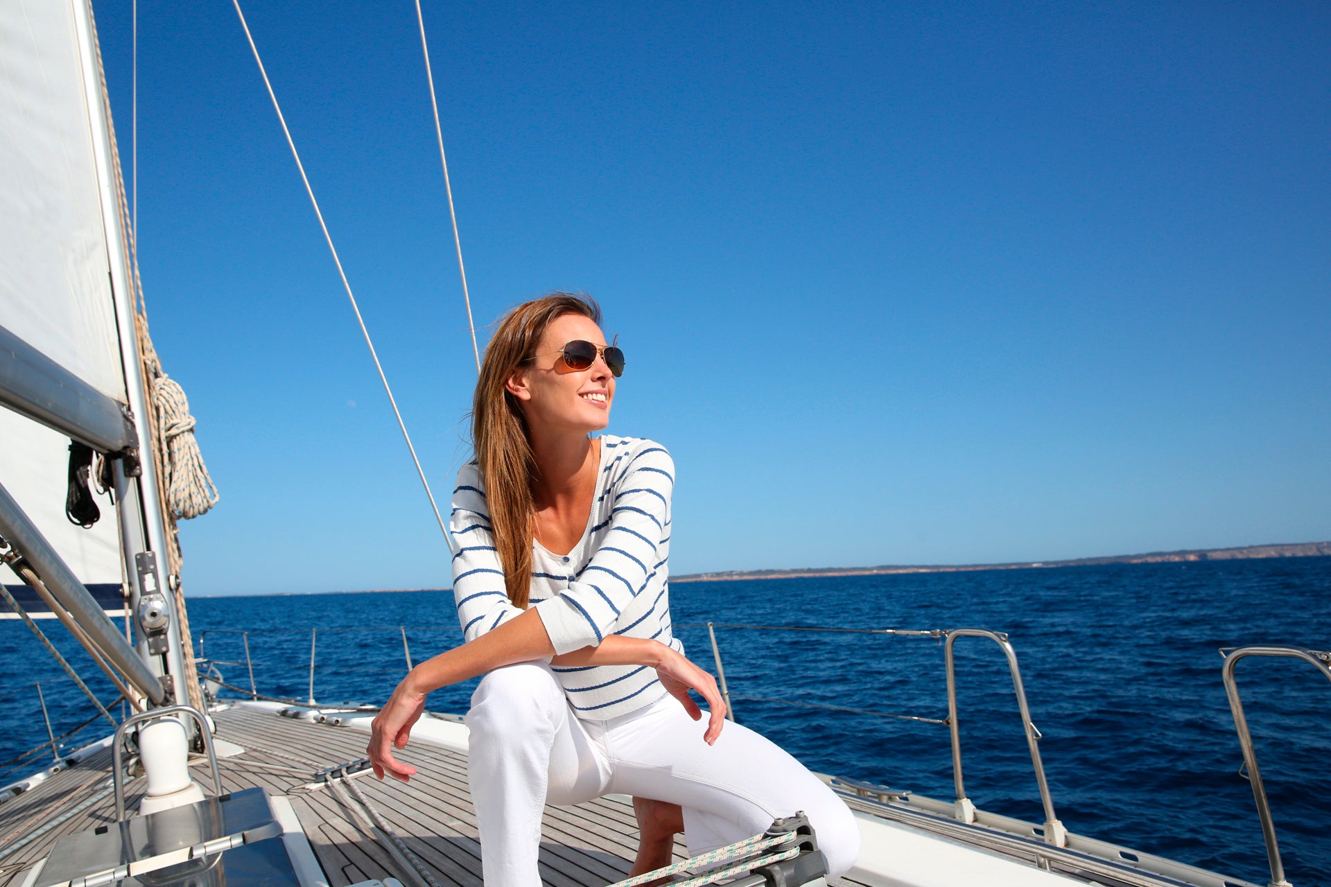 Ragazza che si rilassa in barca a vela durante le vacanze in Svezia