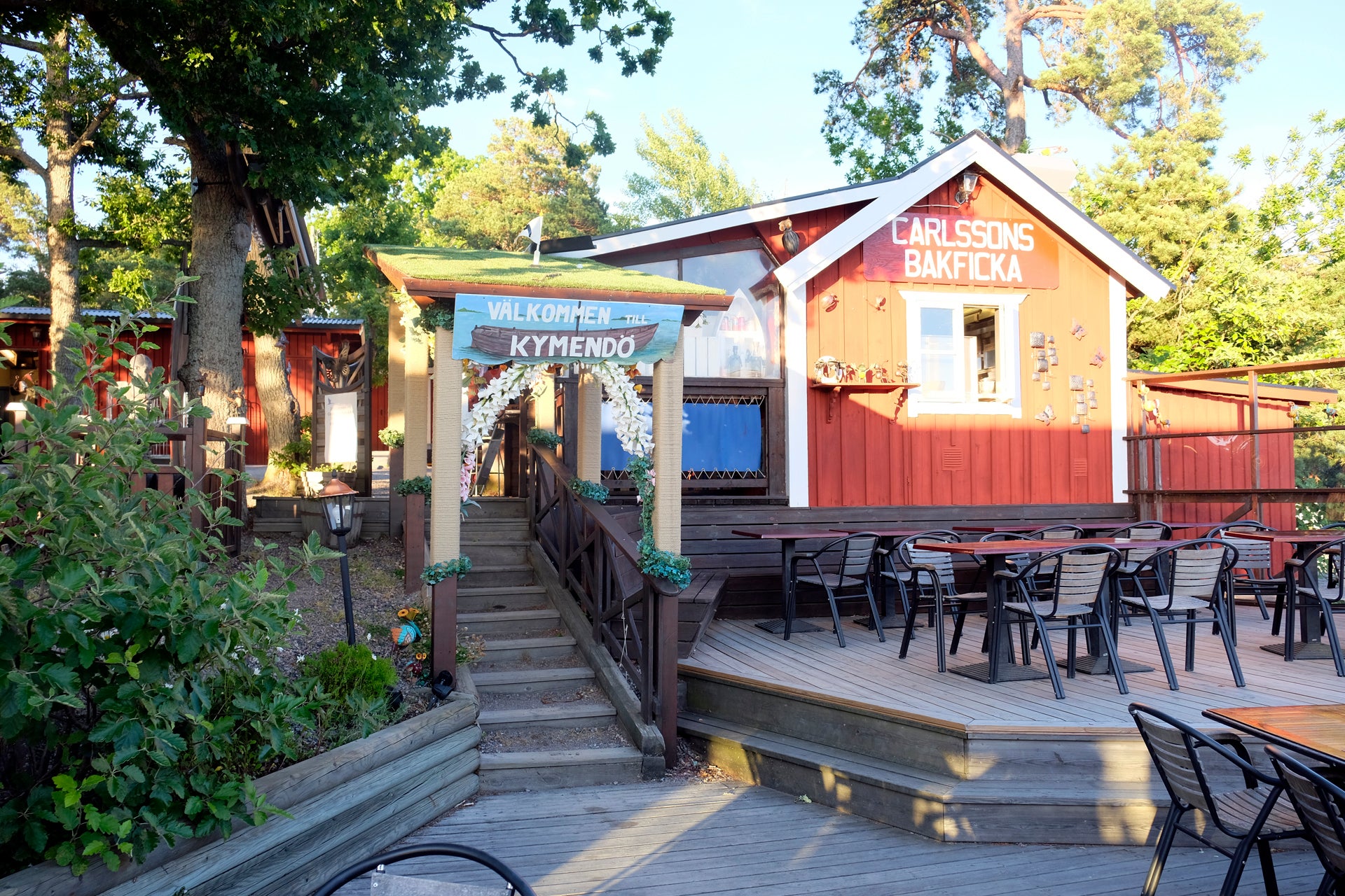 Vacances sur la terrasse d'un chalet en Suède