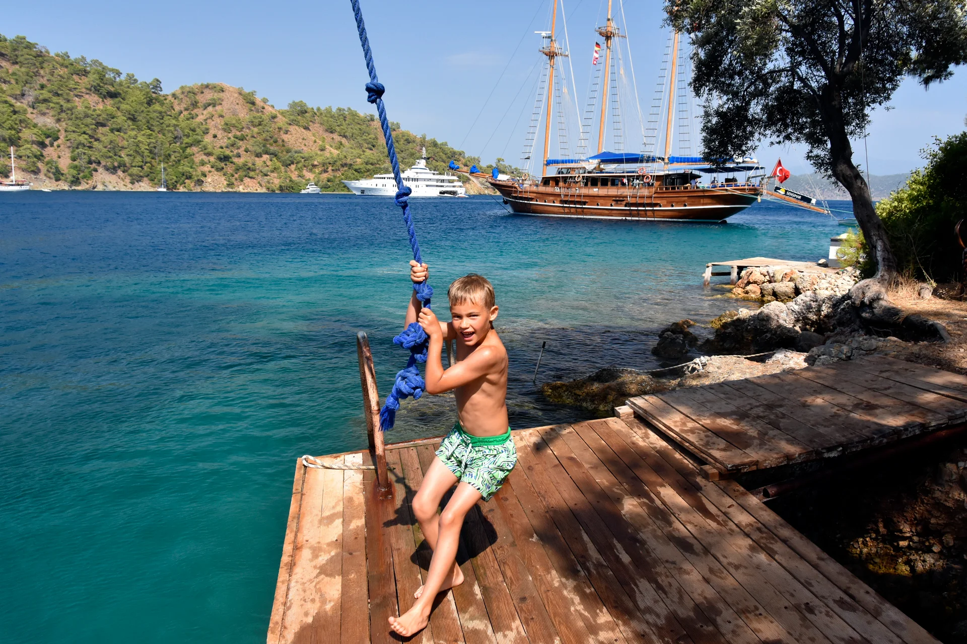 Bambino felice che si diverte durante le vacanze in un porto in Turchia