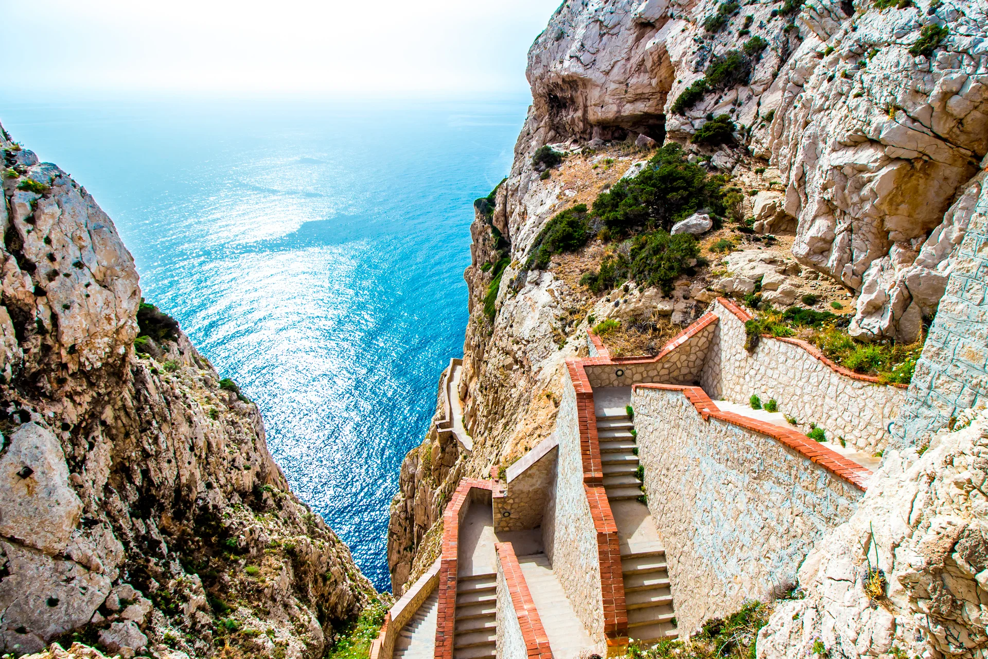 Paesaggio naturale in Sardegna con scogliere e acque cristalline