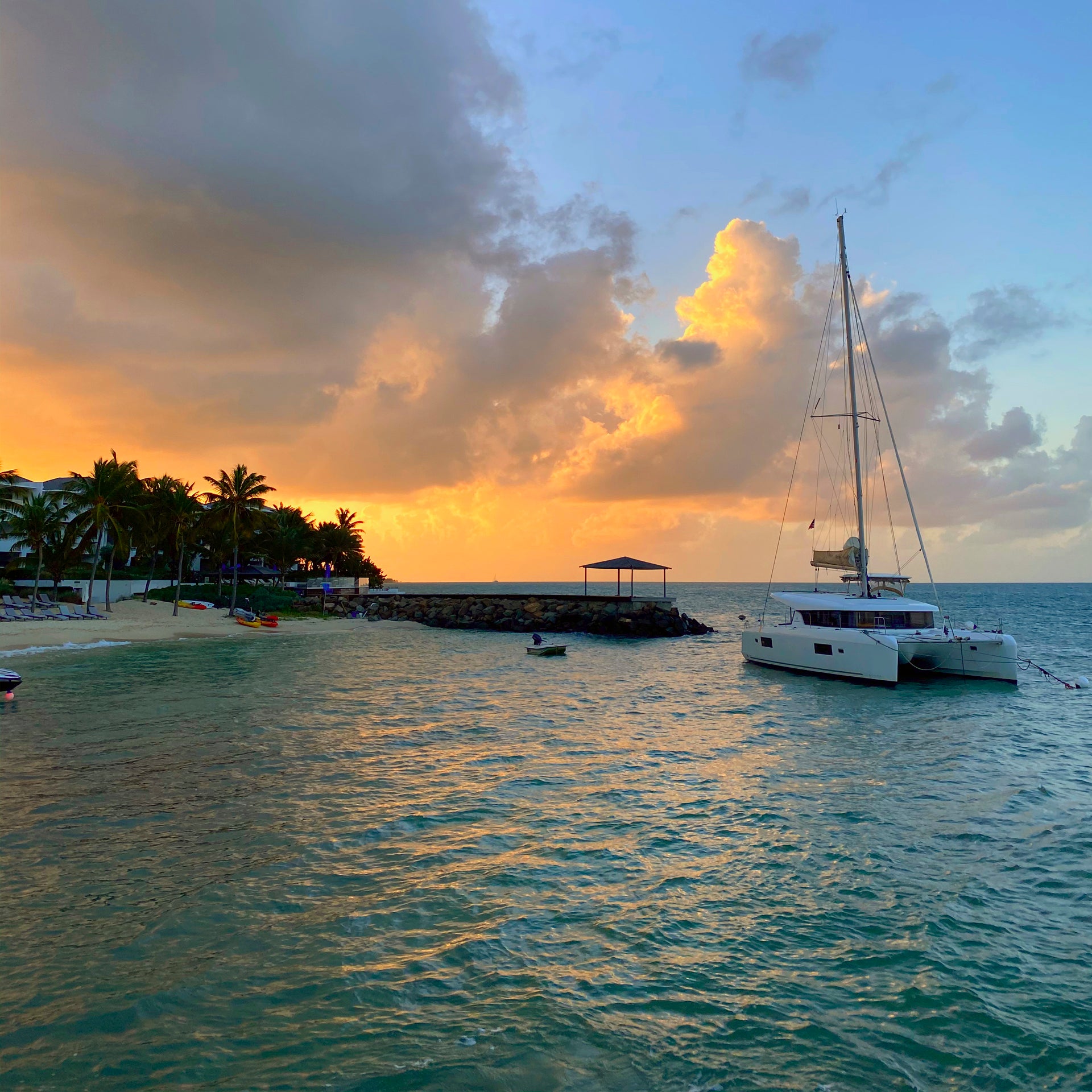 Charter de catamarán al atardecer en Antigua