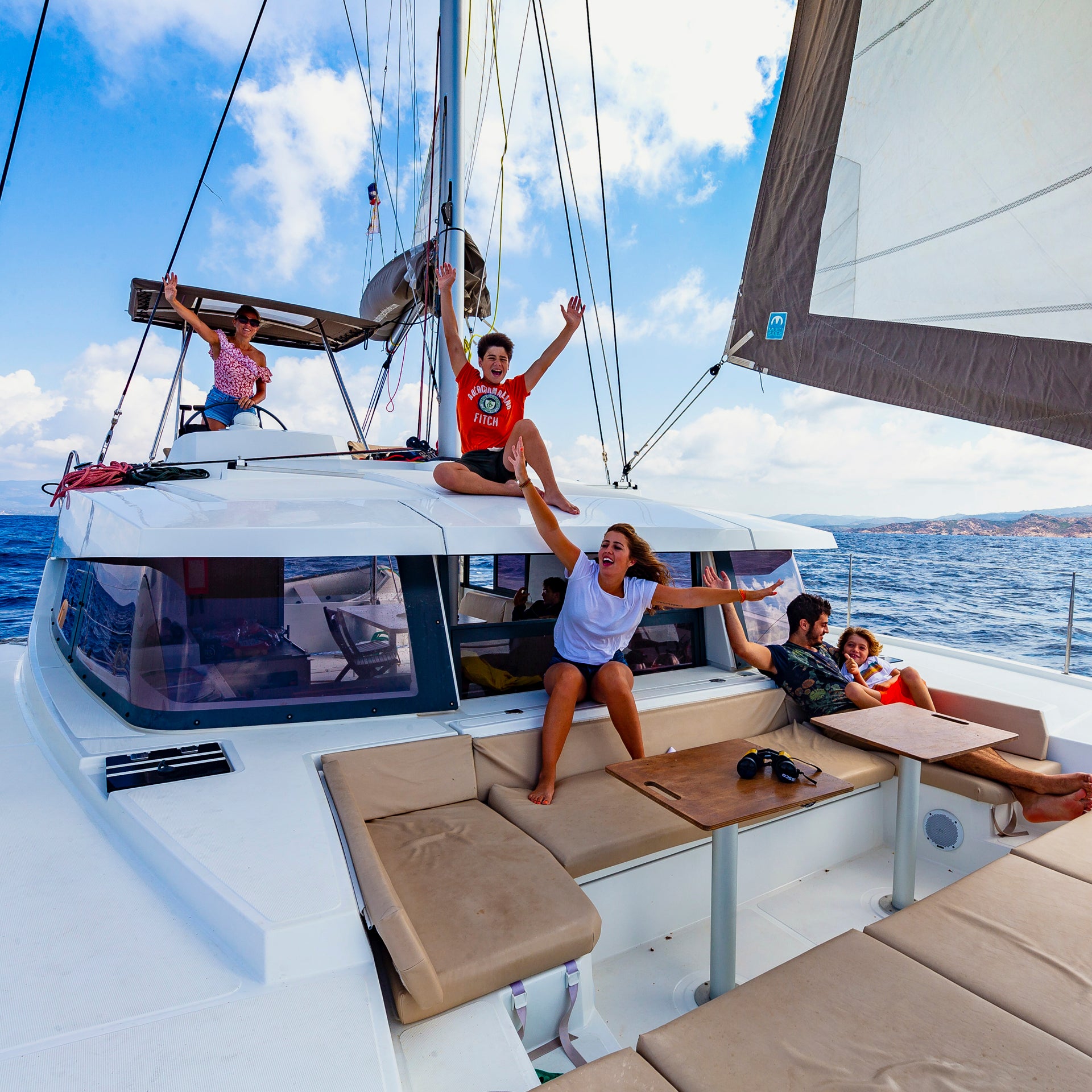 Famiglia felice in vacanza in barca a vela in Corsica