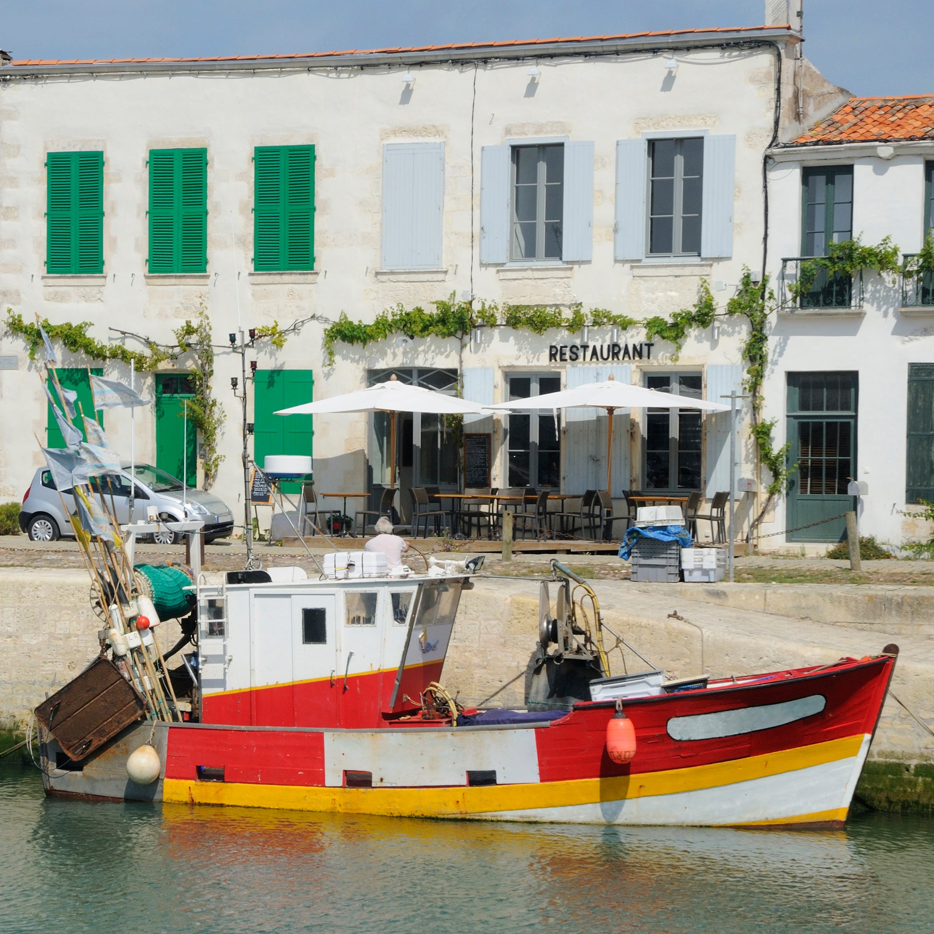 Barco de vela en el restaurante del puerto de La Rochelle 