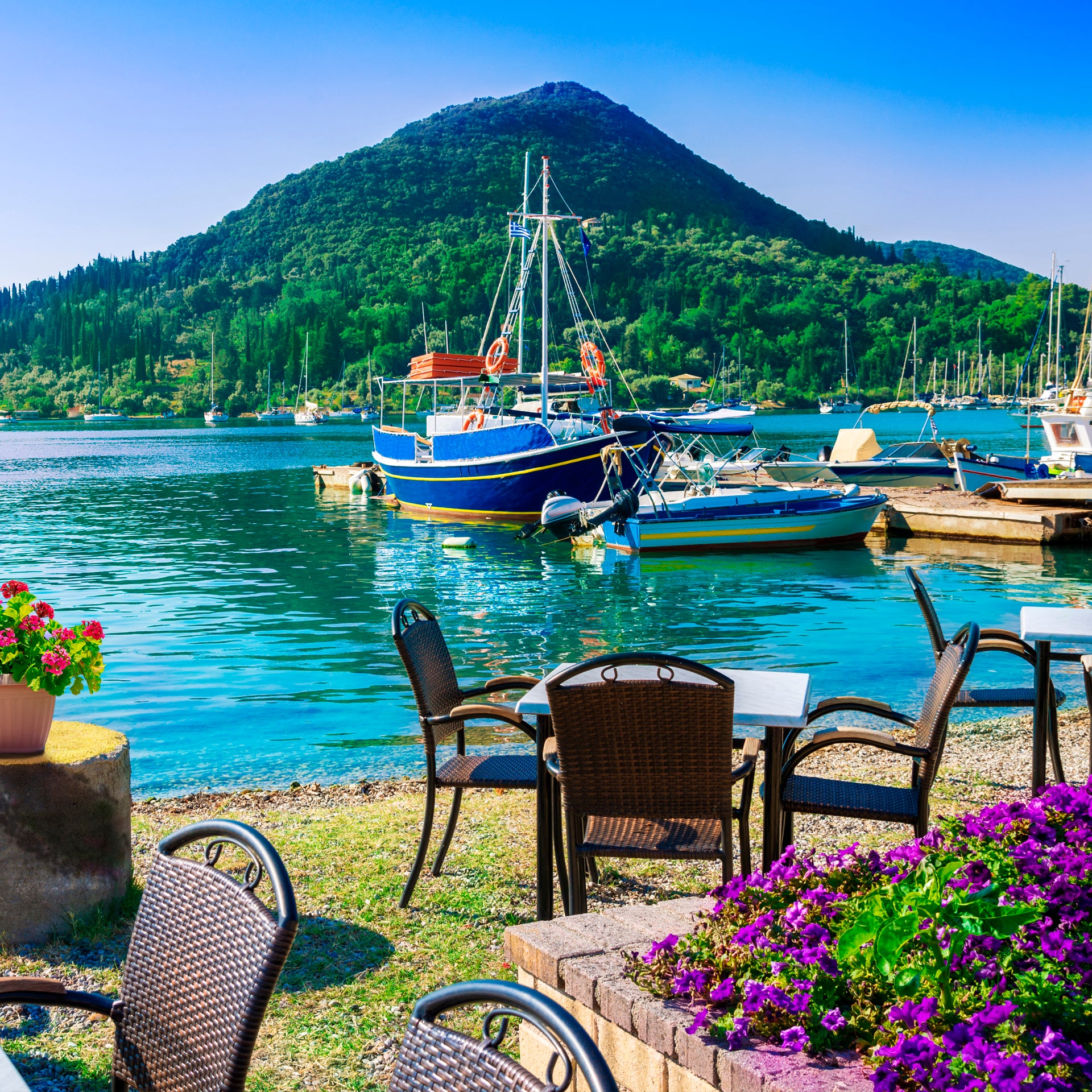 Bunter Hafen und Entspannung auf der Terrasse in der Natur auf Lefkada