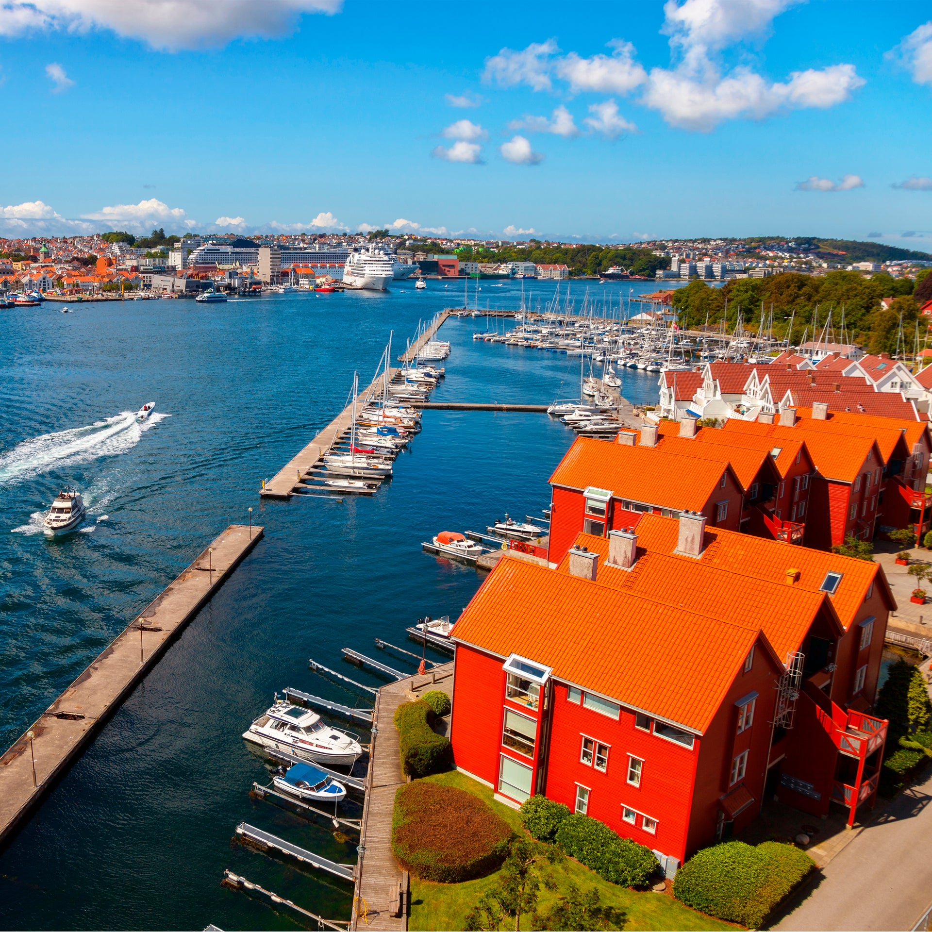 Farbenfroher Hafen und Segelcharter in Norwegen