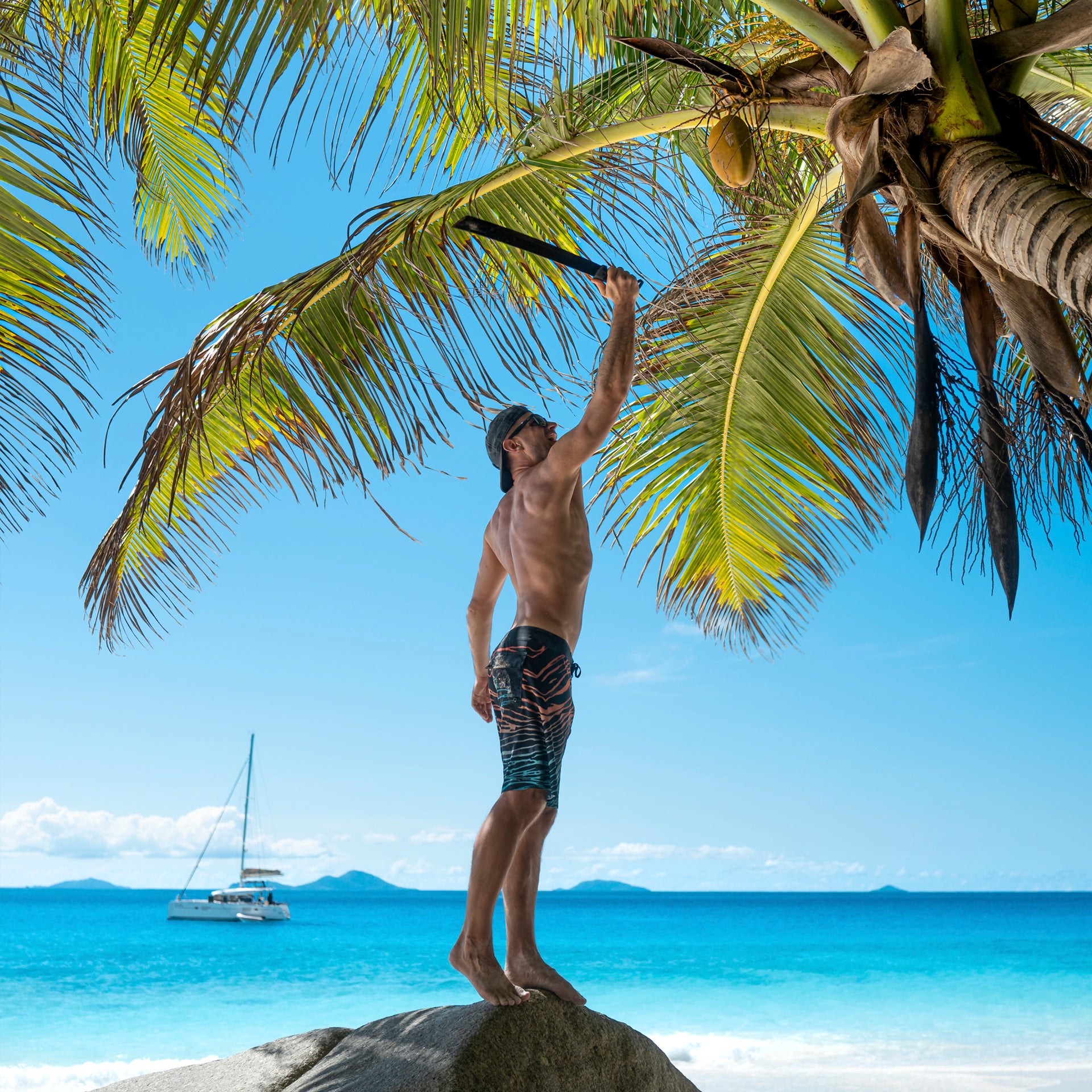 Hombre con mar y palmeras y alquiler de yates en el océano Índico