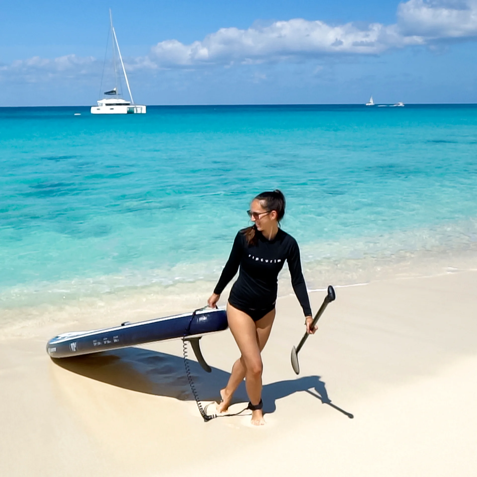 Sint Maarten meisje surfen suppen blauw water strand 