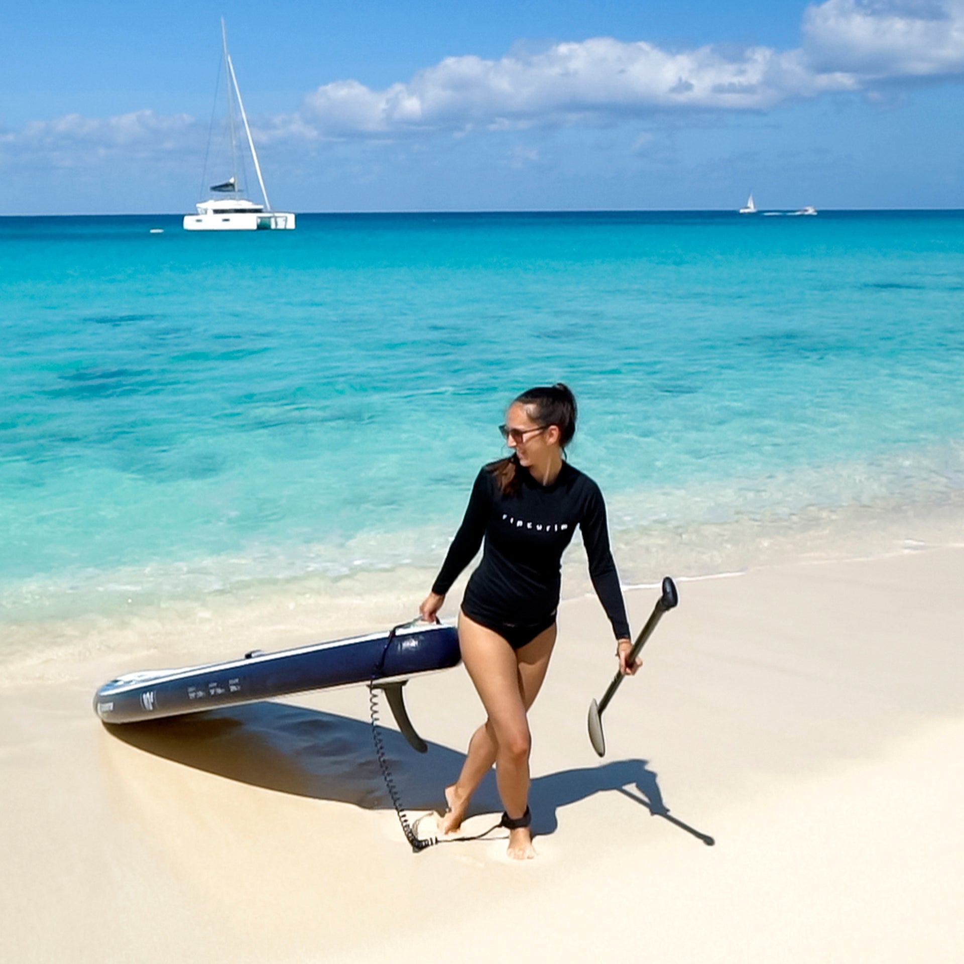 Ragazza che fa surf sulle acque azzurre di una spiaggia di St. Martin