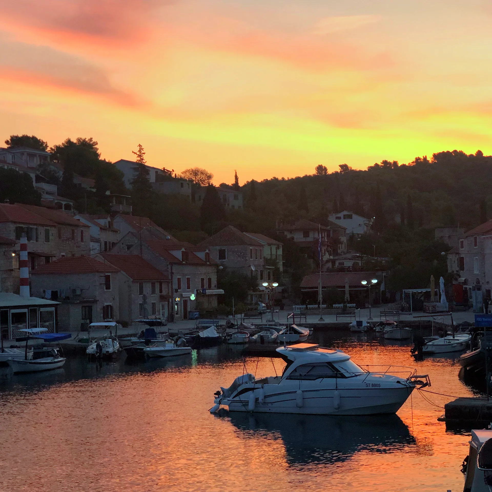Porto per il noleggio di barche a vela a Trogir al tramonto