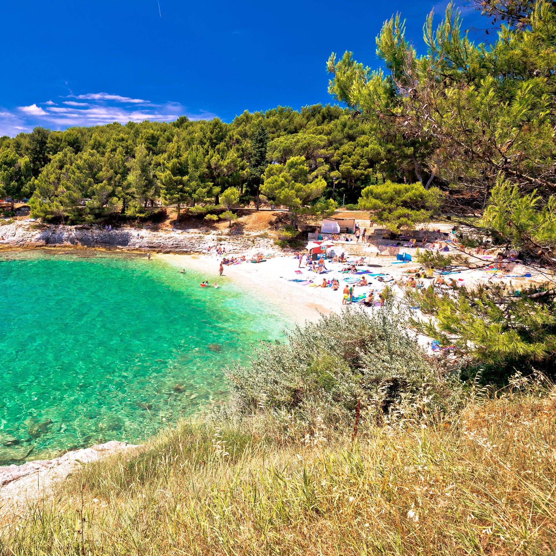 Paisaje natural de una playa en Pula