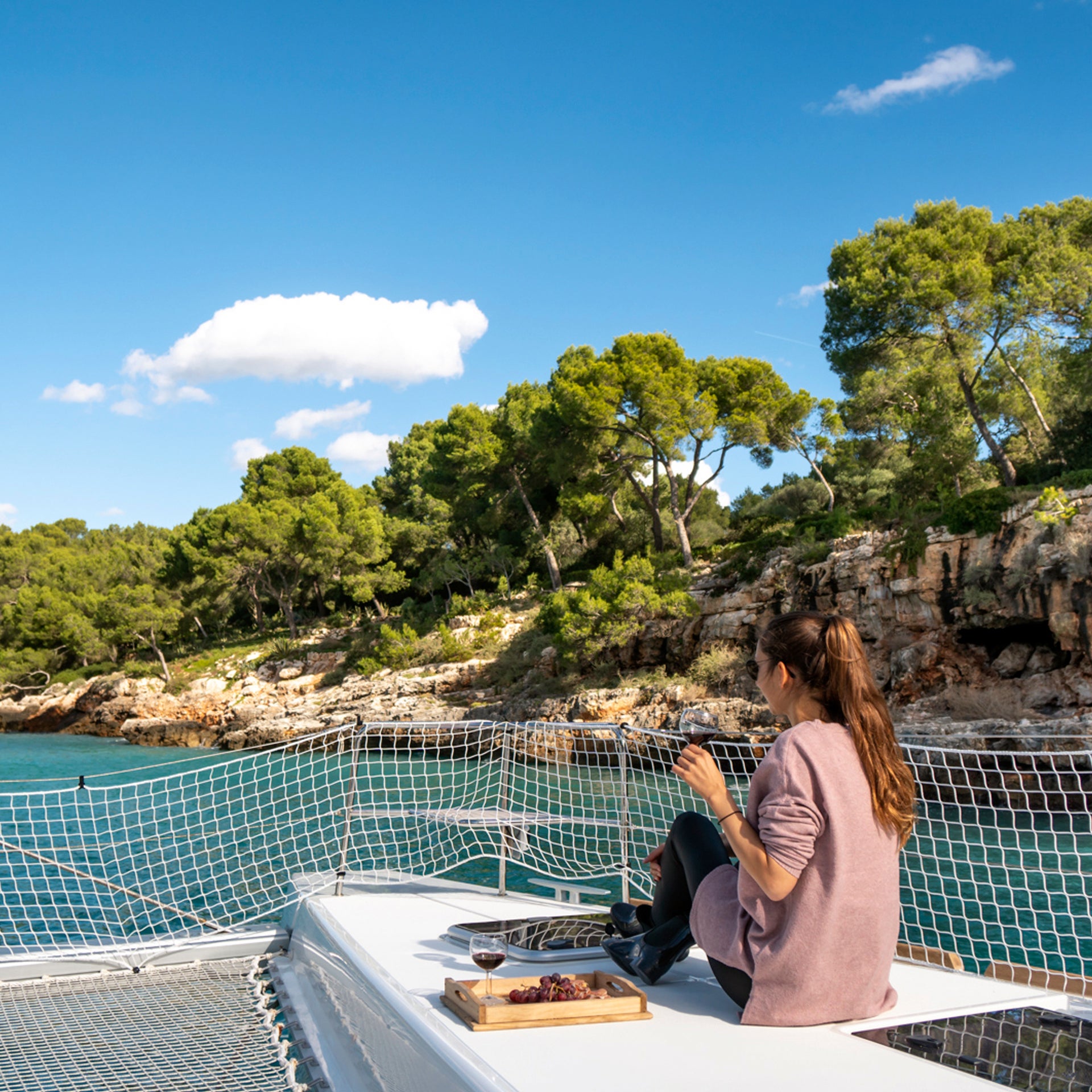 Jeune fille qui se repose lors d'une croisière en bateau aux îles Baléares