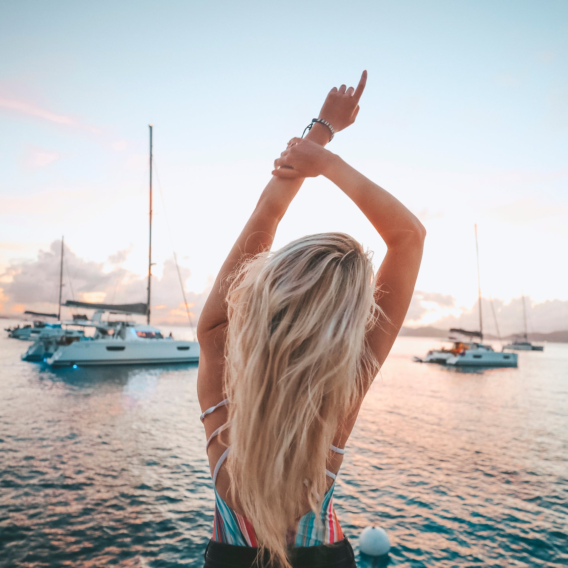 Ragazza gioiosa in vacanza in barca a vela in Bretagna al tramonto