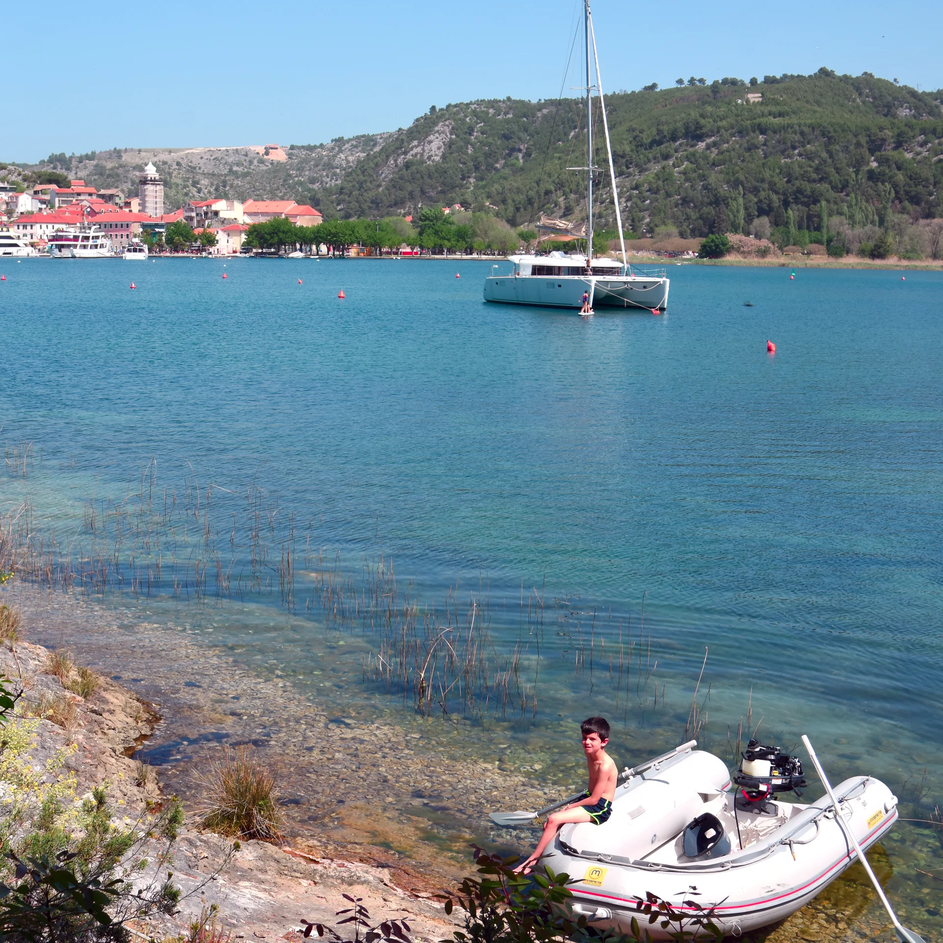 Catamarán y zódiac en el mar en Croacia
