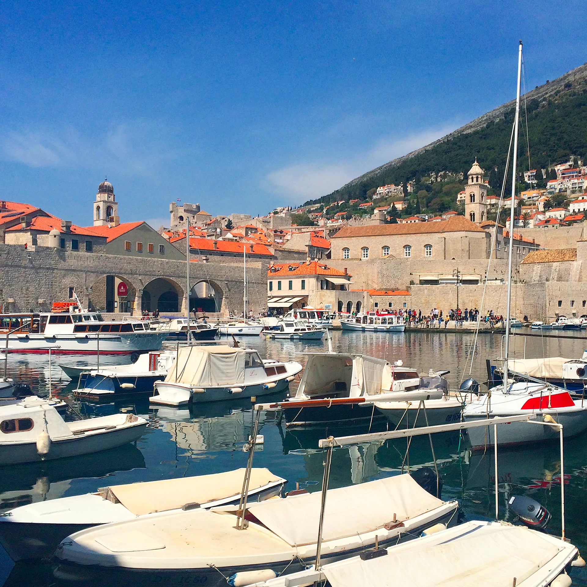 Vacances à la voile dans le port de Dubrovnik