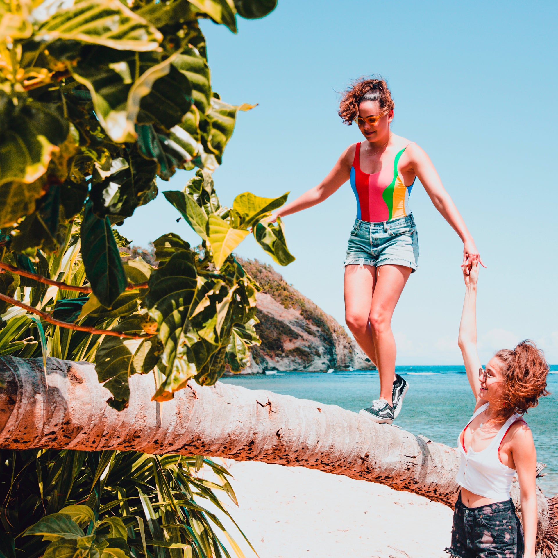 Amigos felices en una aventura en la playa en Guadalupe