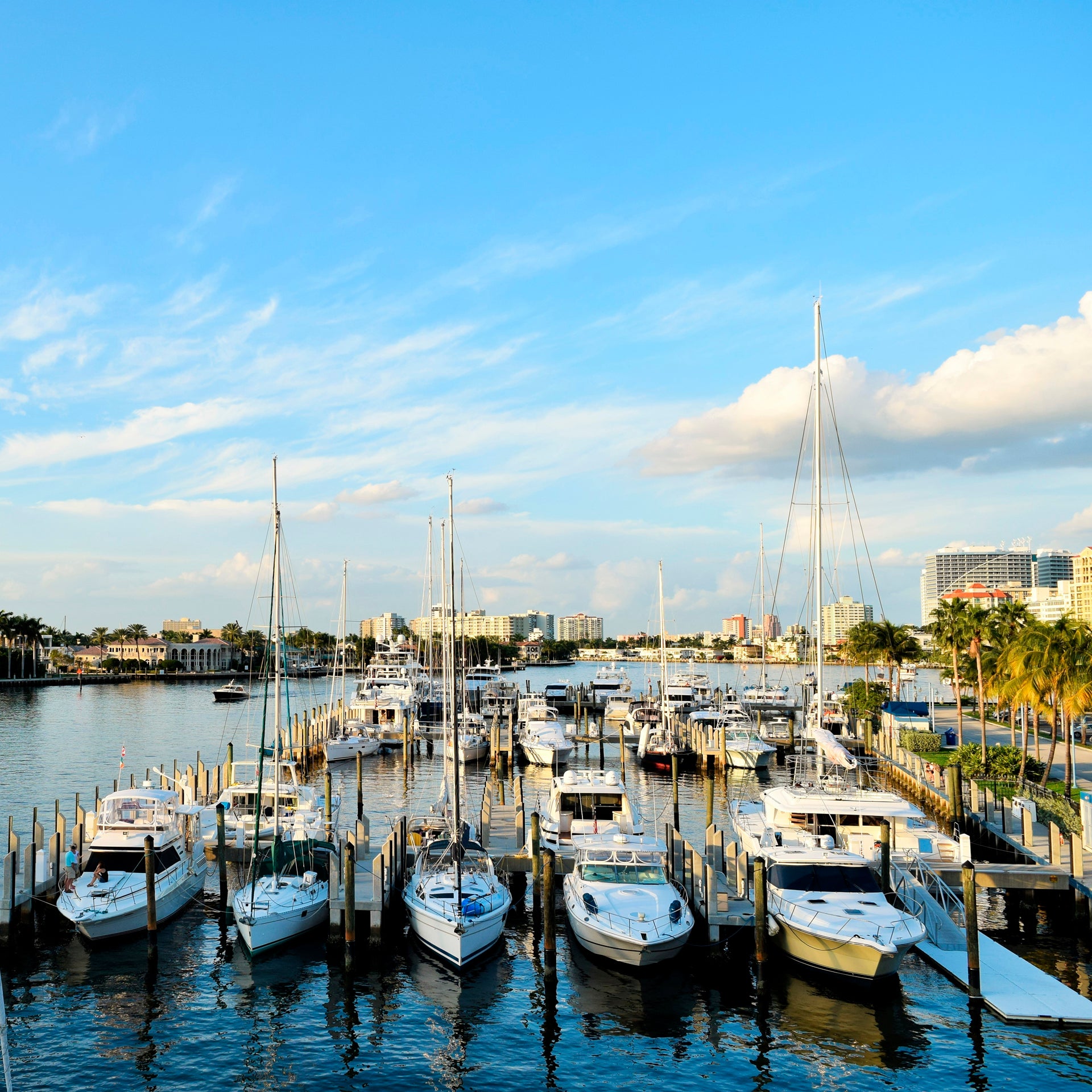 Port avec des voiliers et des catamarans aux Amériques