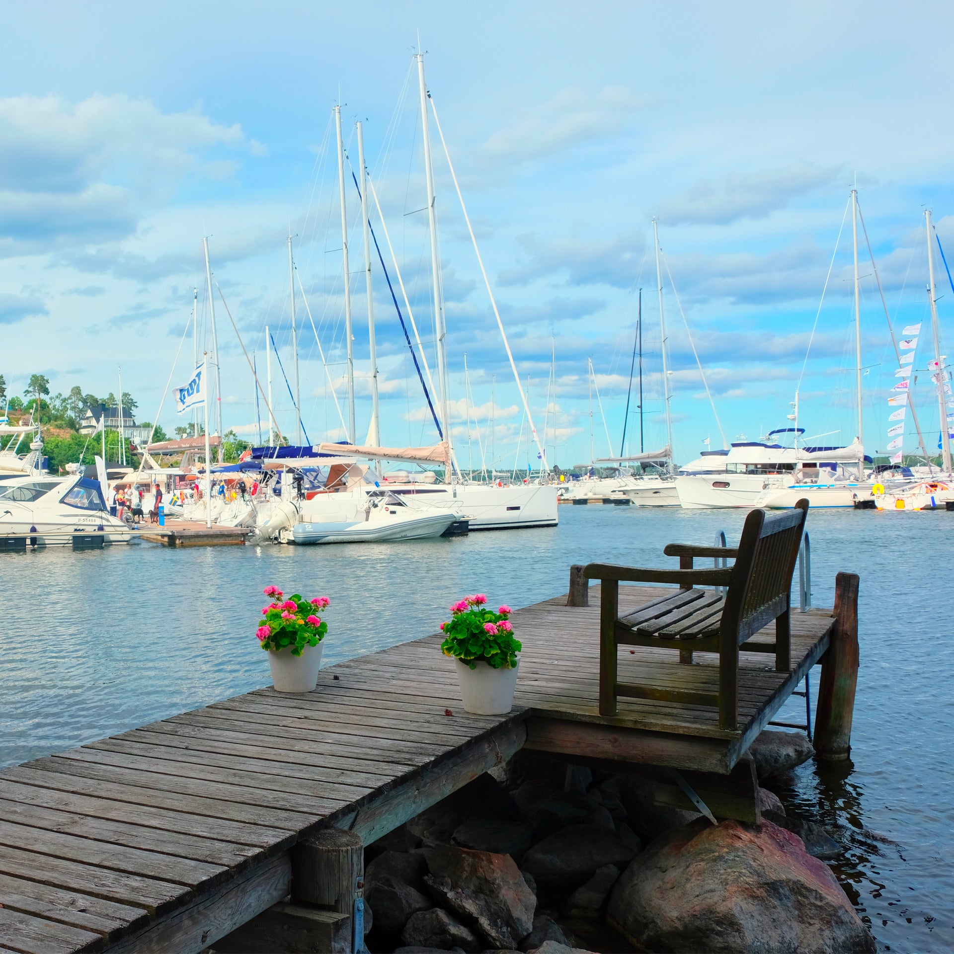 Pier in Skandinavien und Yachtcharter