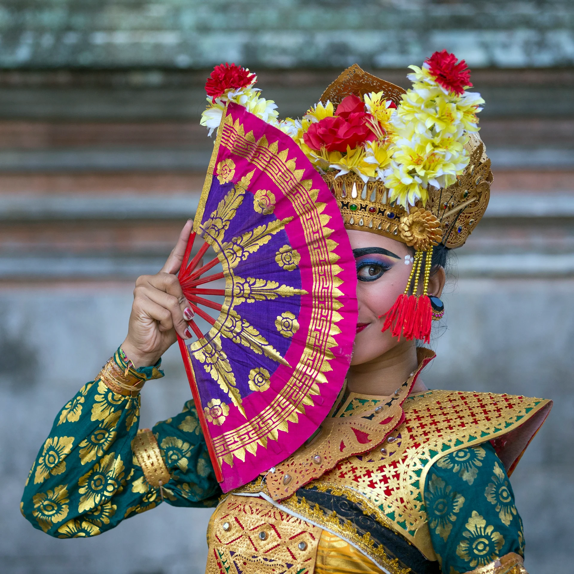Sydostasien flicka med solfjäder