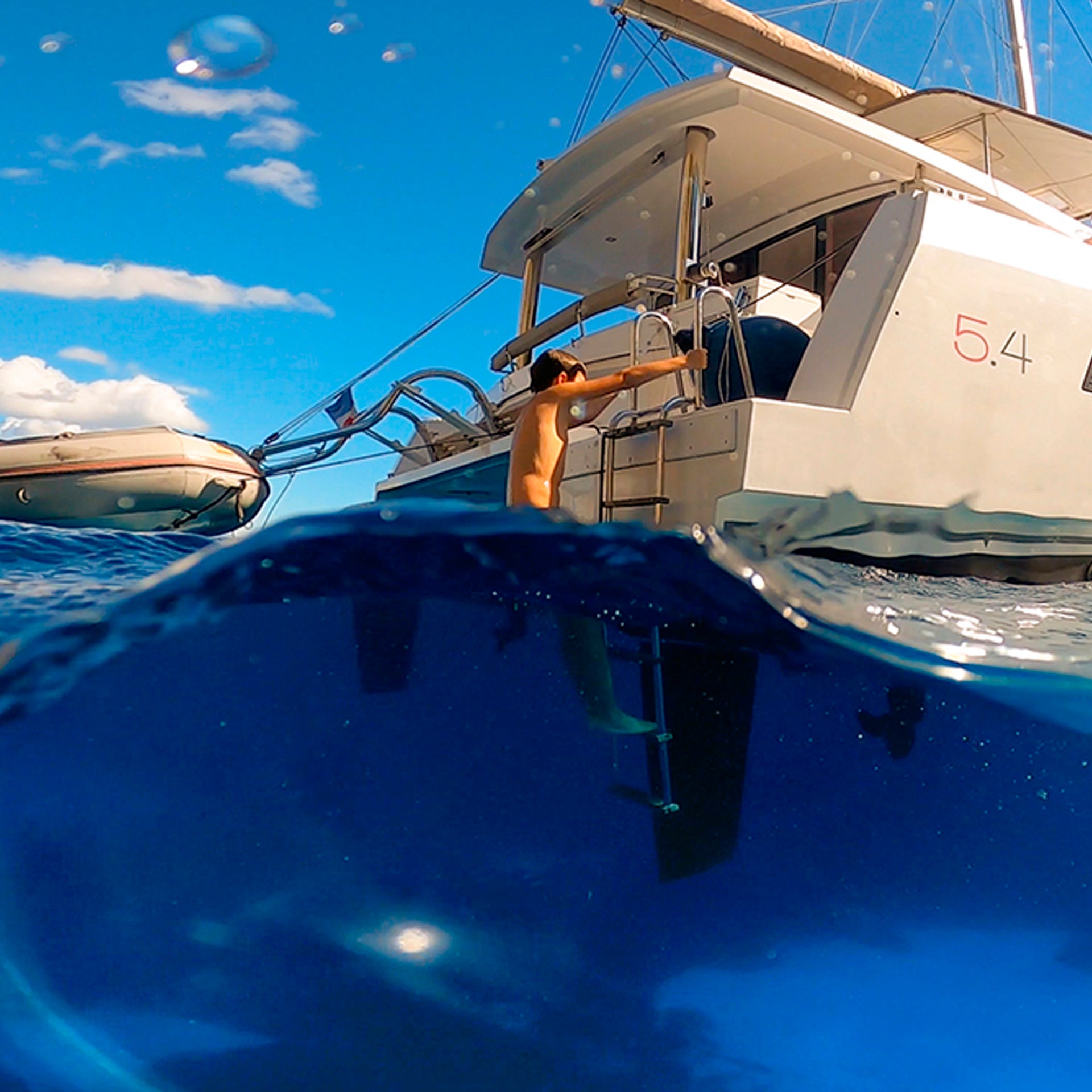 Bateau navigant dans des eaux cristallines bleues en Espagne