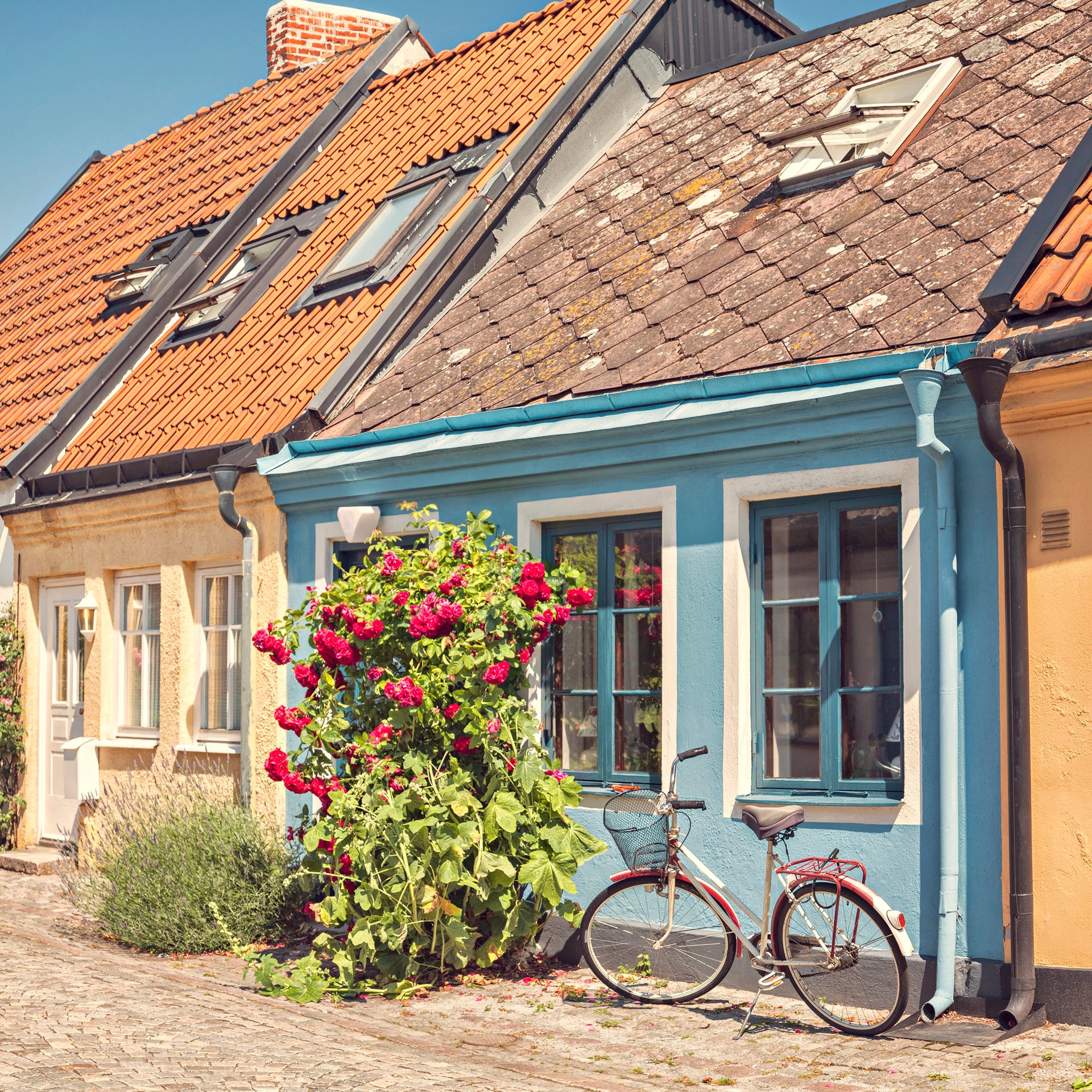 Farbenfrohe Häuser in der Altstadt in Schweden