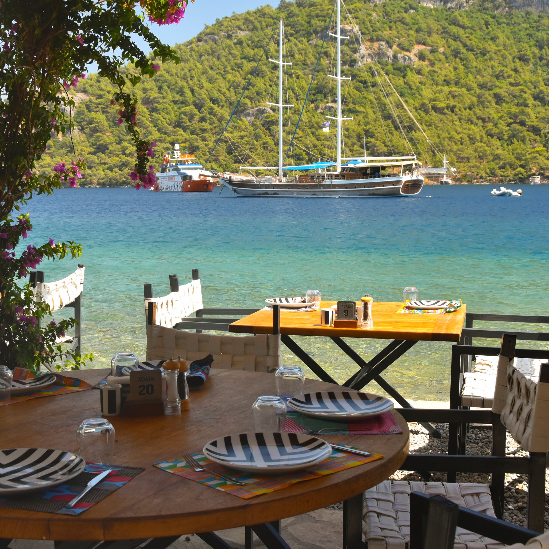 Terrasse sur la plage d'un port de plaisance en Turquie