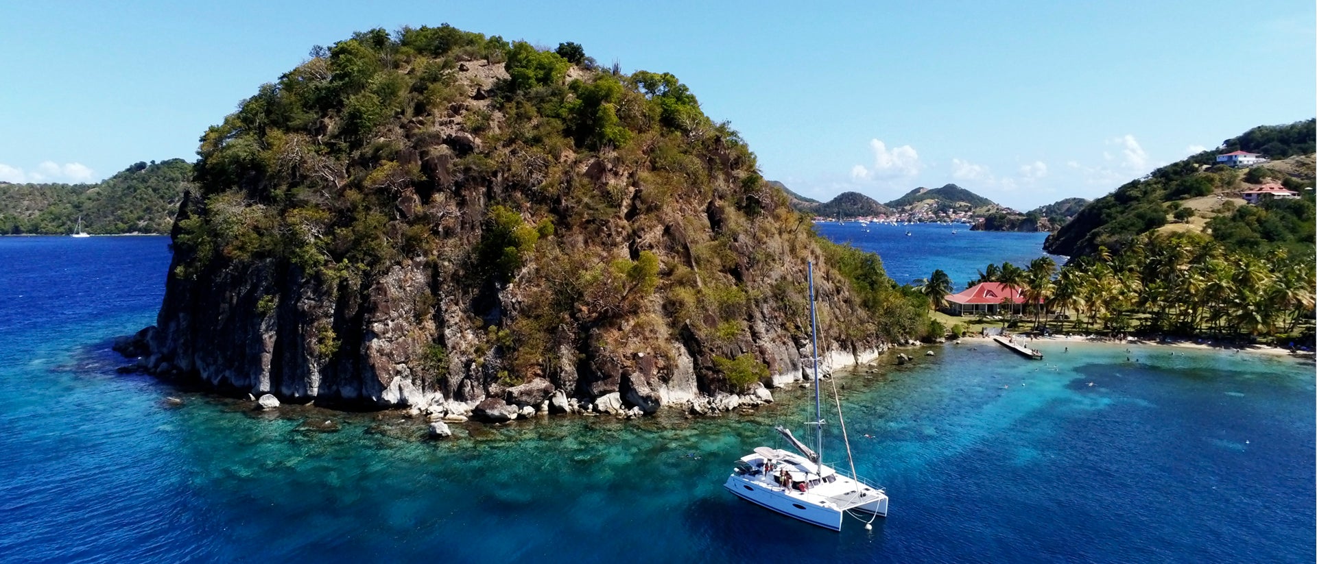 Viaje en catamarán por un paisaje costero natural en Guadalupe