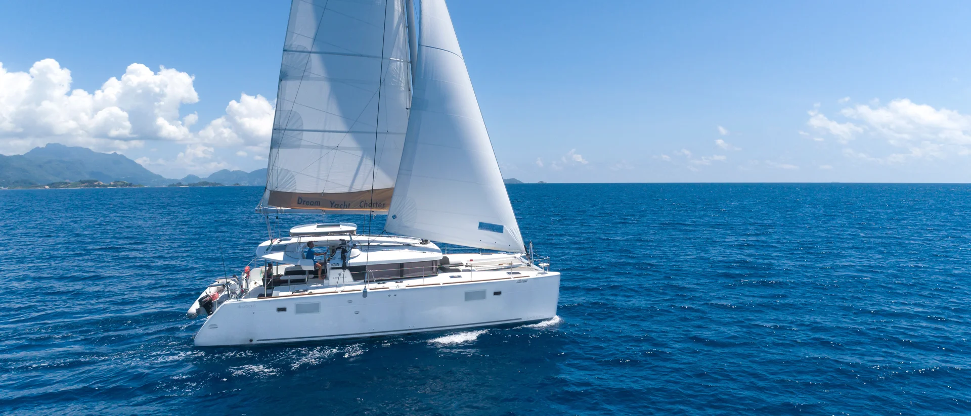 Yacht bareboat (yacht senza skipper) che naviga in acque blu