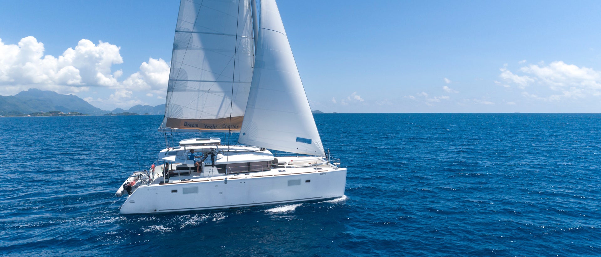 Bareboat jachtcharter zeilen in blauwe wateren