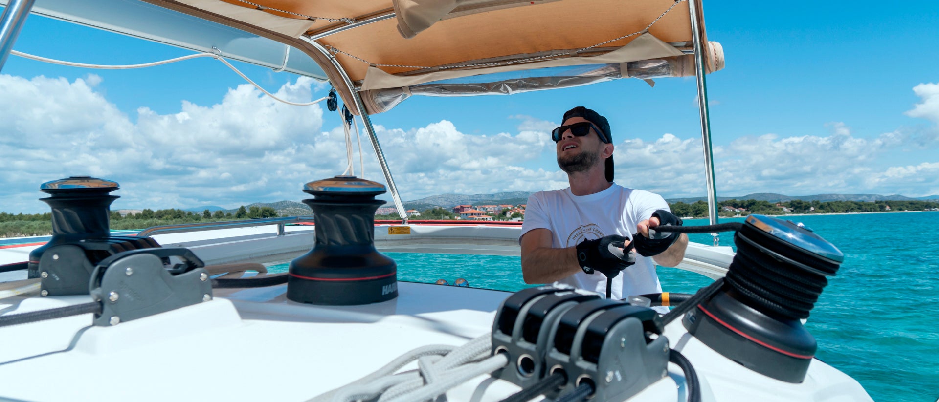 Persona su una barca a vela bareboat