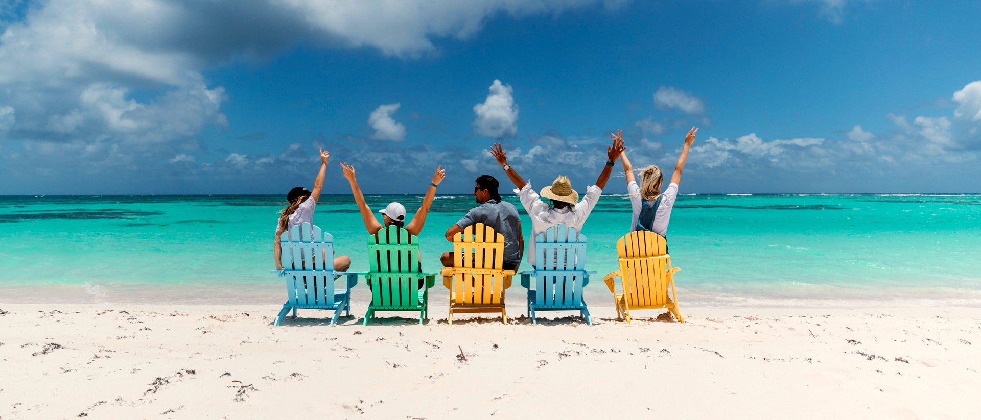 Amigos disfrutando de unas vacaciones en una playa en las Islas Vírgenes Británicas