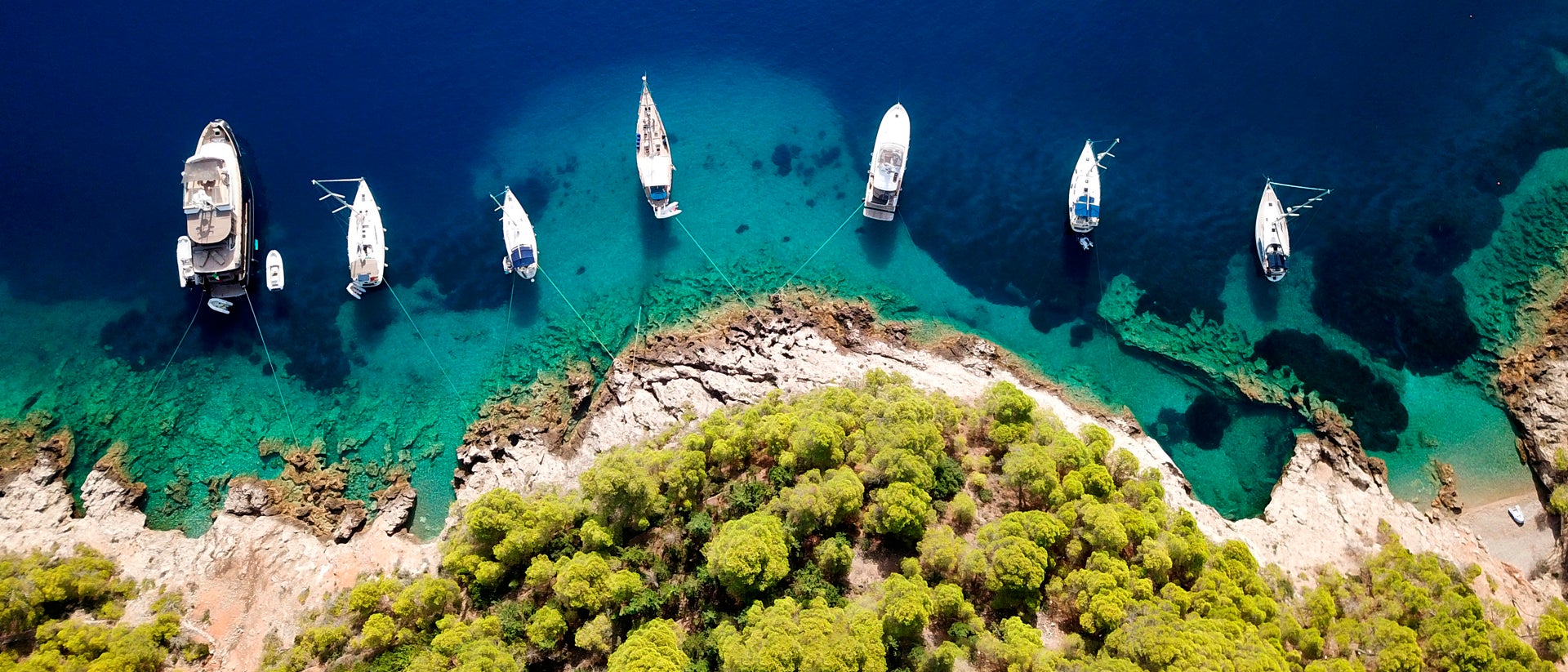 Flotte de catamarans à moteur dans des eaux cristallines