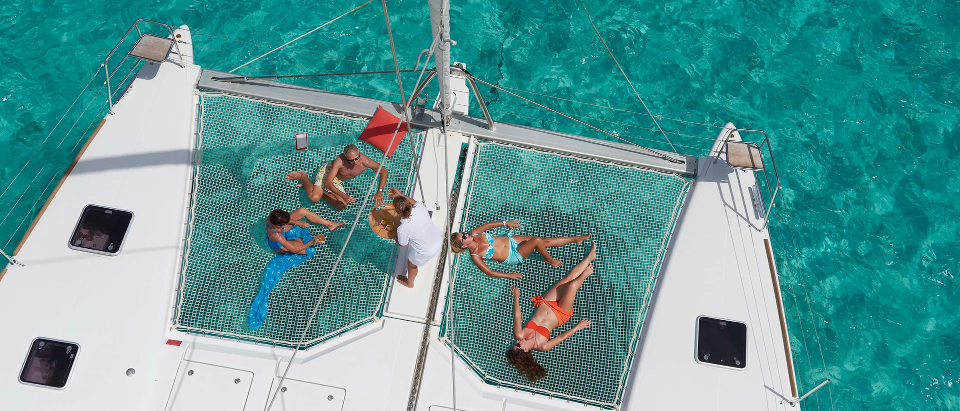 Persone che prendono il sole a bordo di uno yacht charter con equipaggio Premium a noleggio