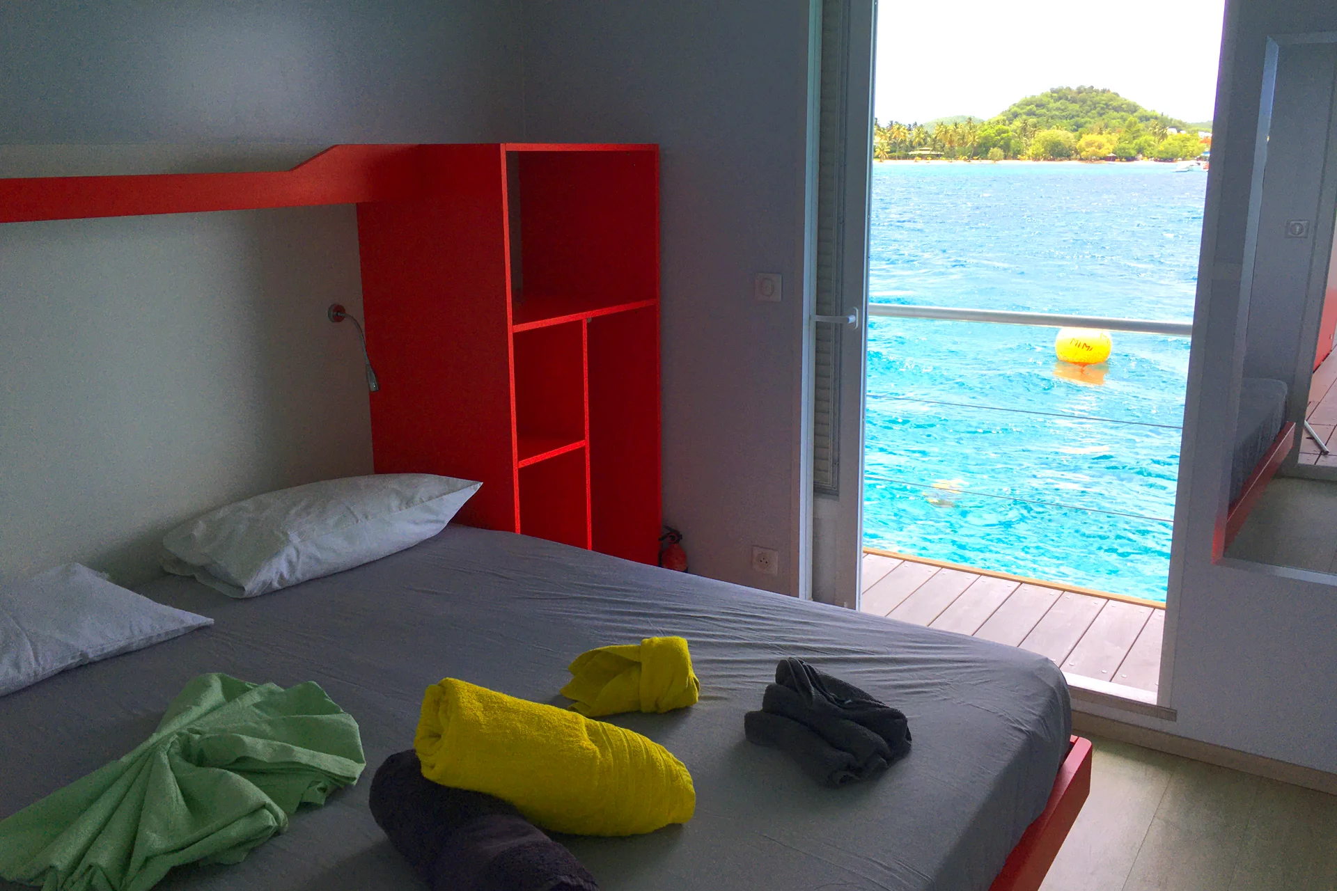 Aqualodge drijvende villa slaapkamer jachtcharter