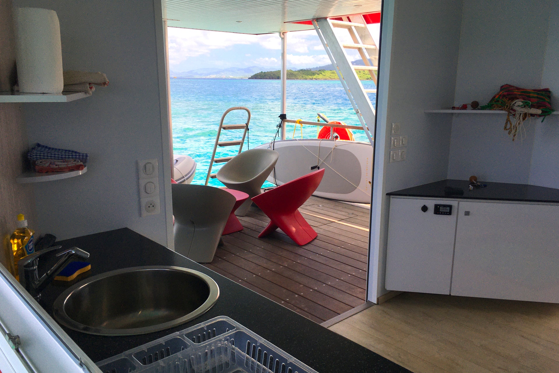 Aqualodge Essbereich im Freien Yachtcharter