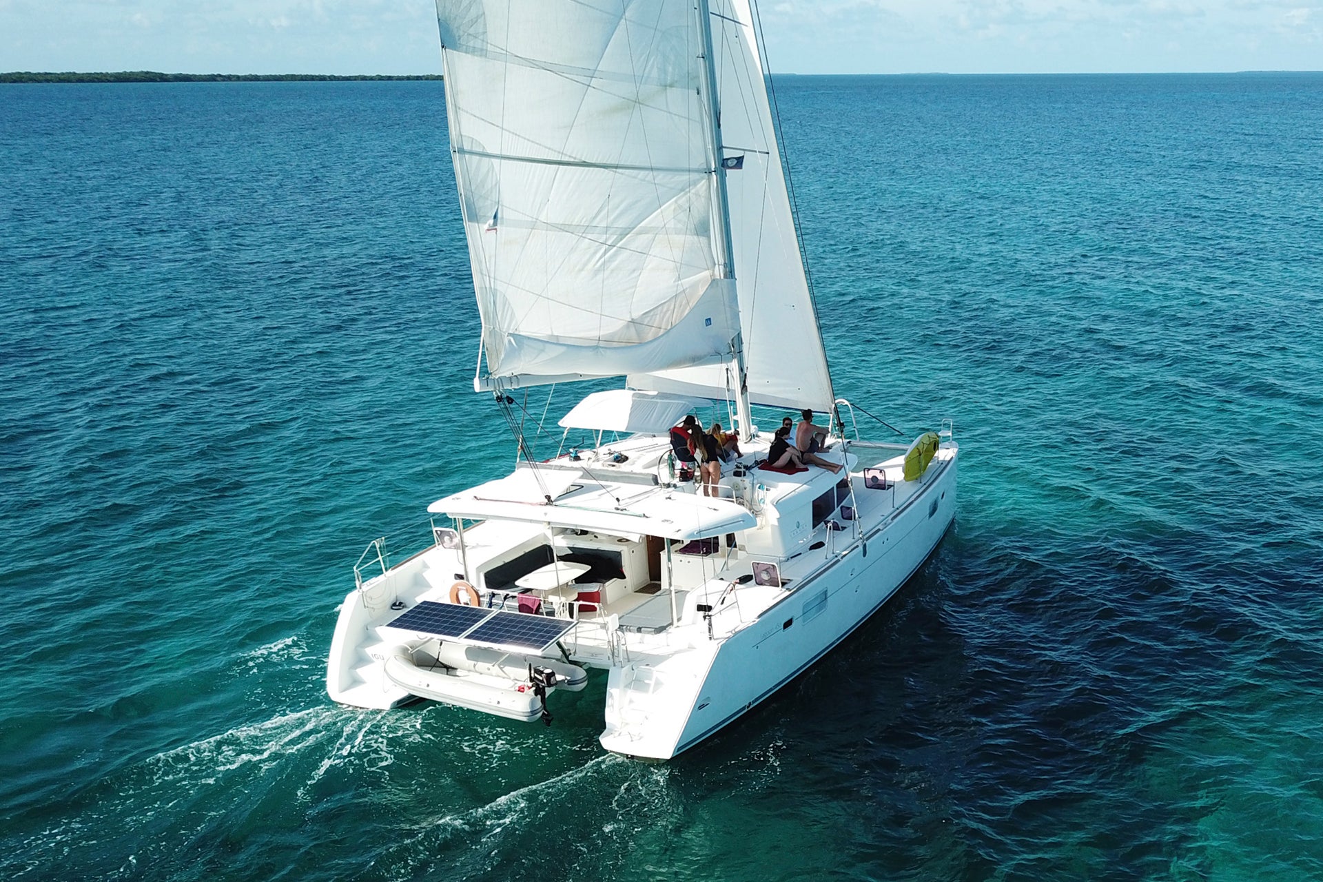 Catamarano senza skipper in mare