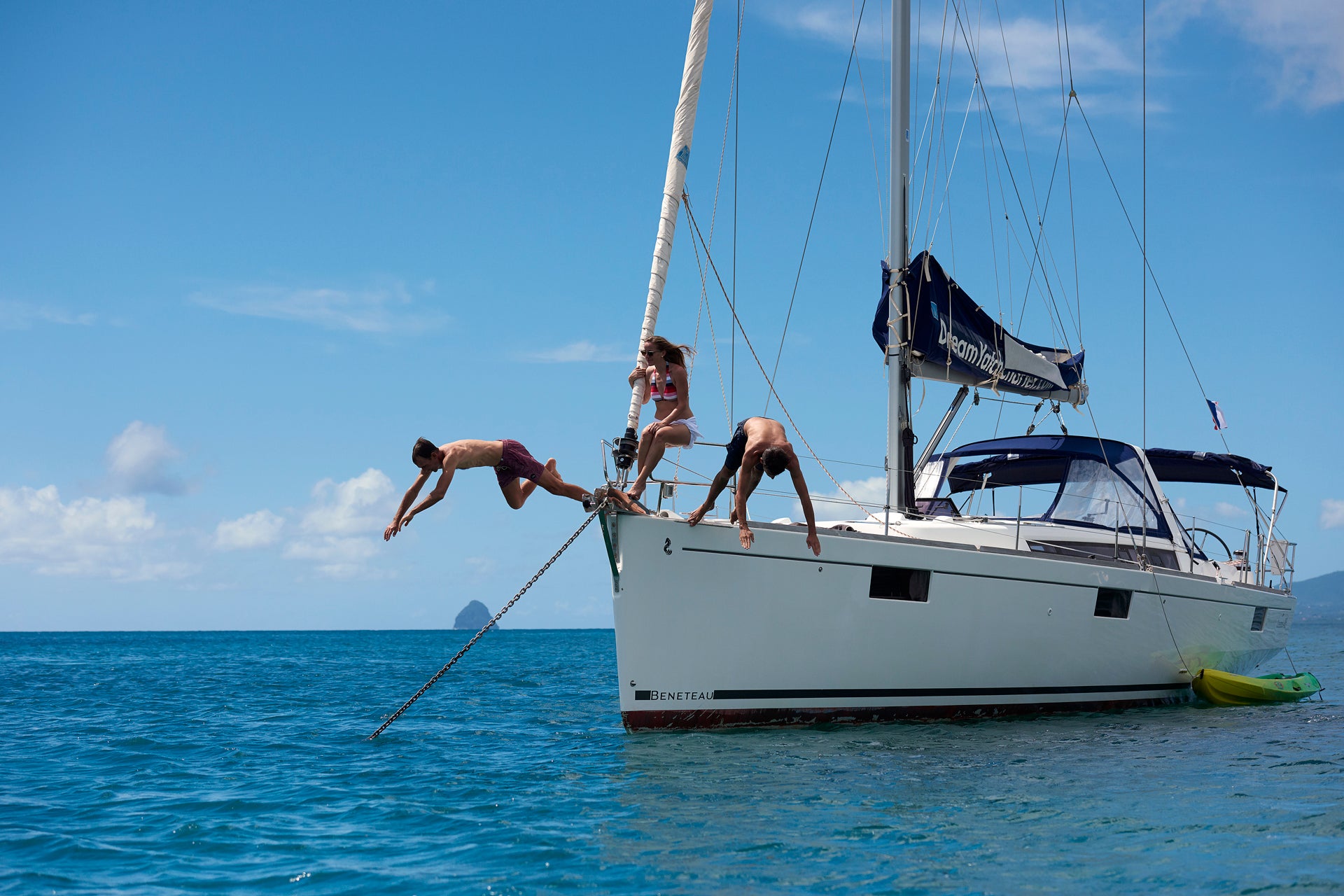 Amici che si godono le vacanze a bordo di una barca a vela bareboat 