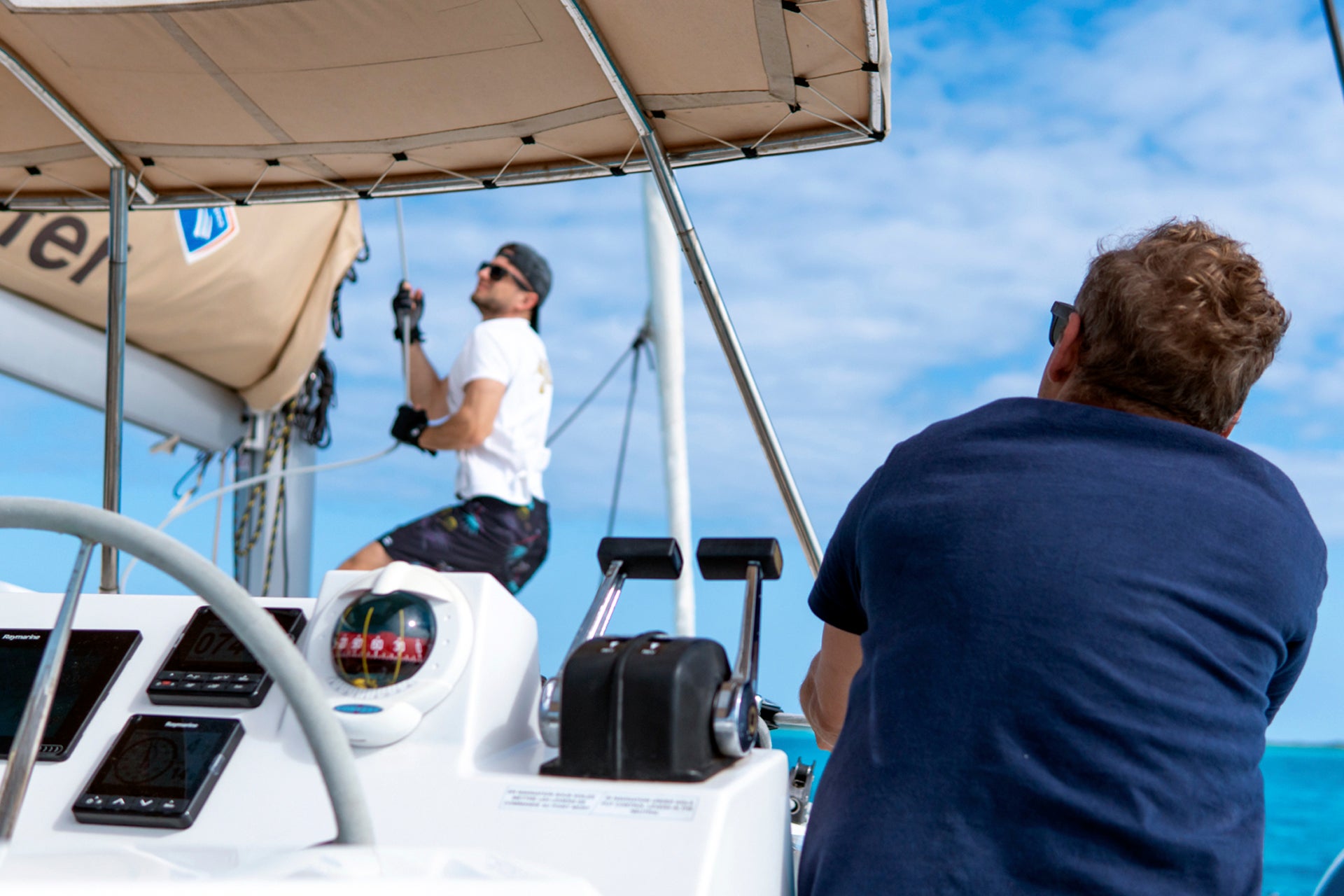 Uomini su una barca a vela bareboat