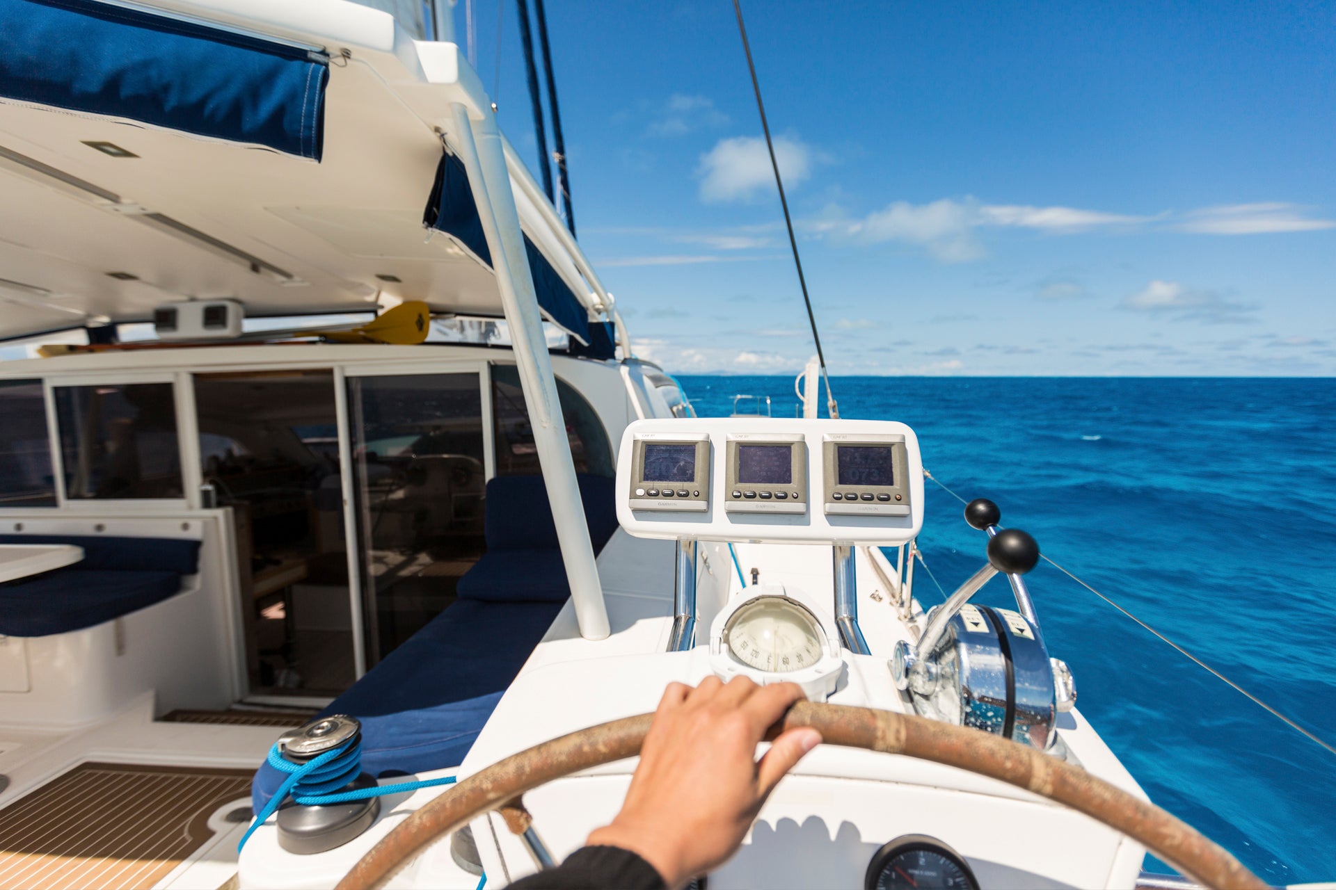 Pilote naviguant sur un bateau de location sans équipage