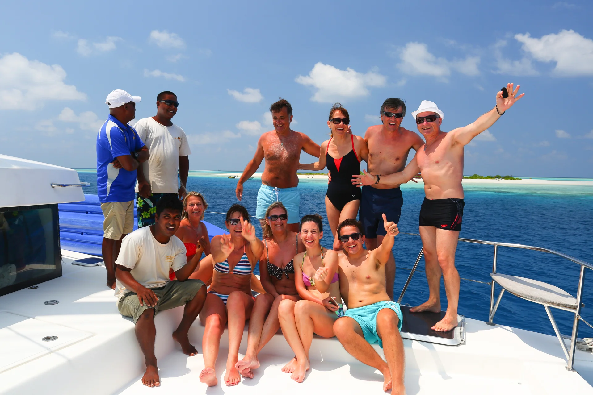 Gruppo felice su un charter con imbarco alla cabina