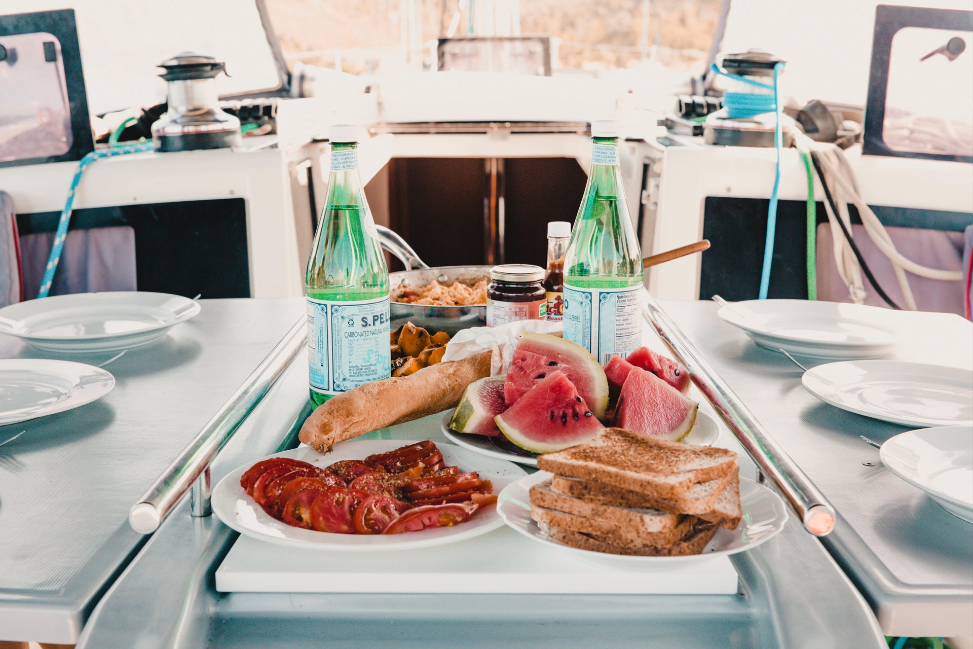 Repas délicieux à bord d'un bateau de location