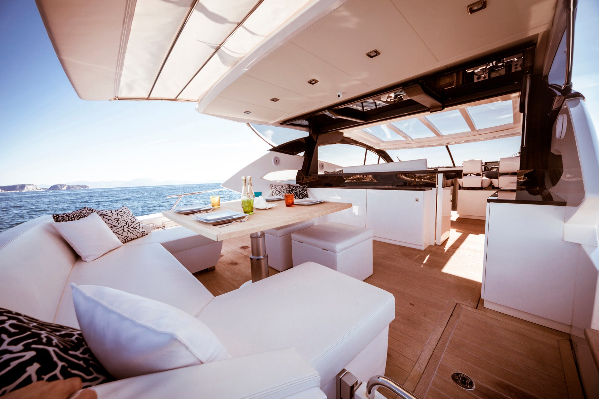 Sociale ruimte in motor catamaran jacht charter