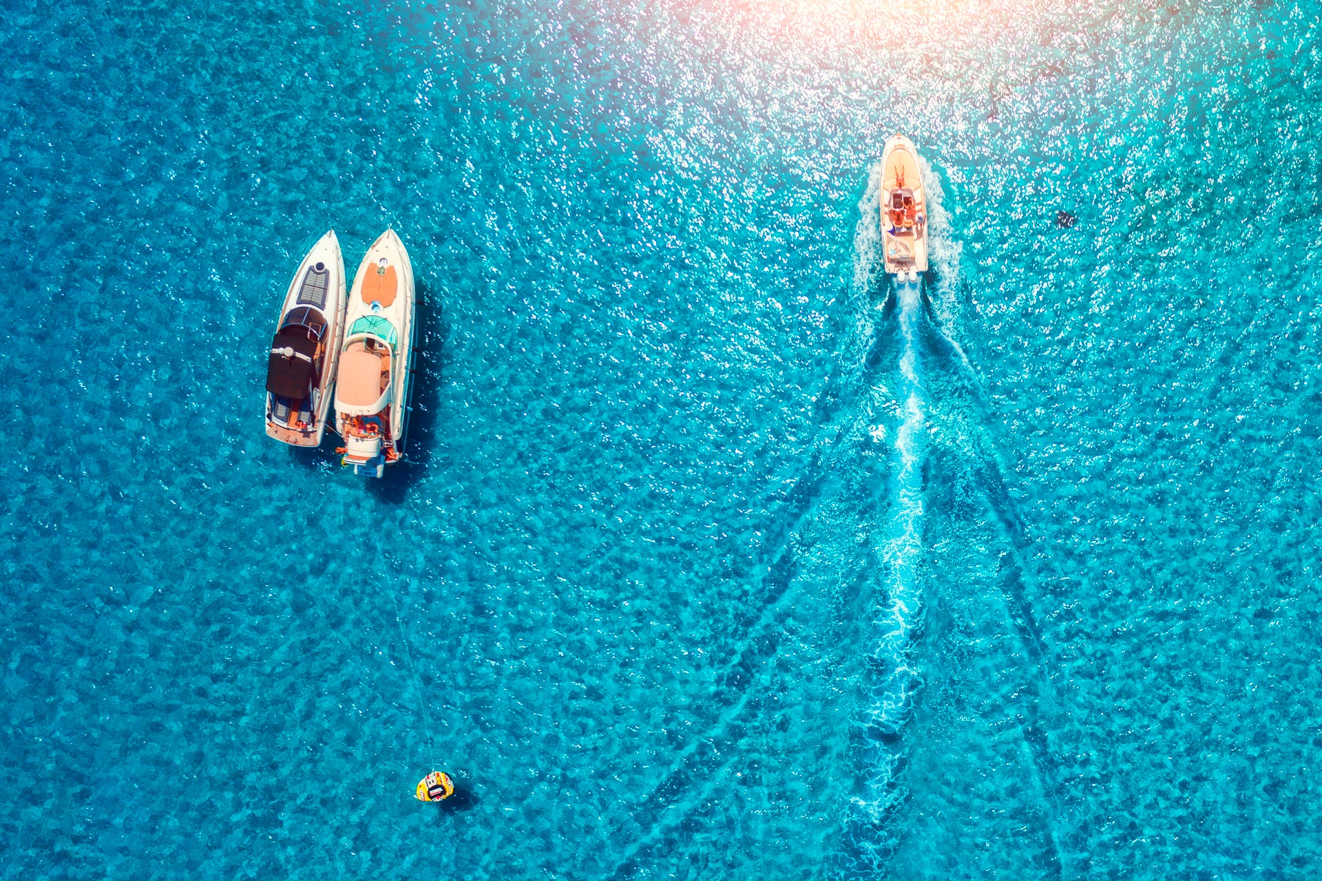 Croisière à la voile en catamaran à moteur 