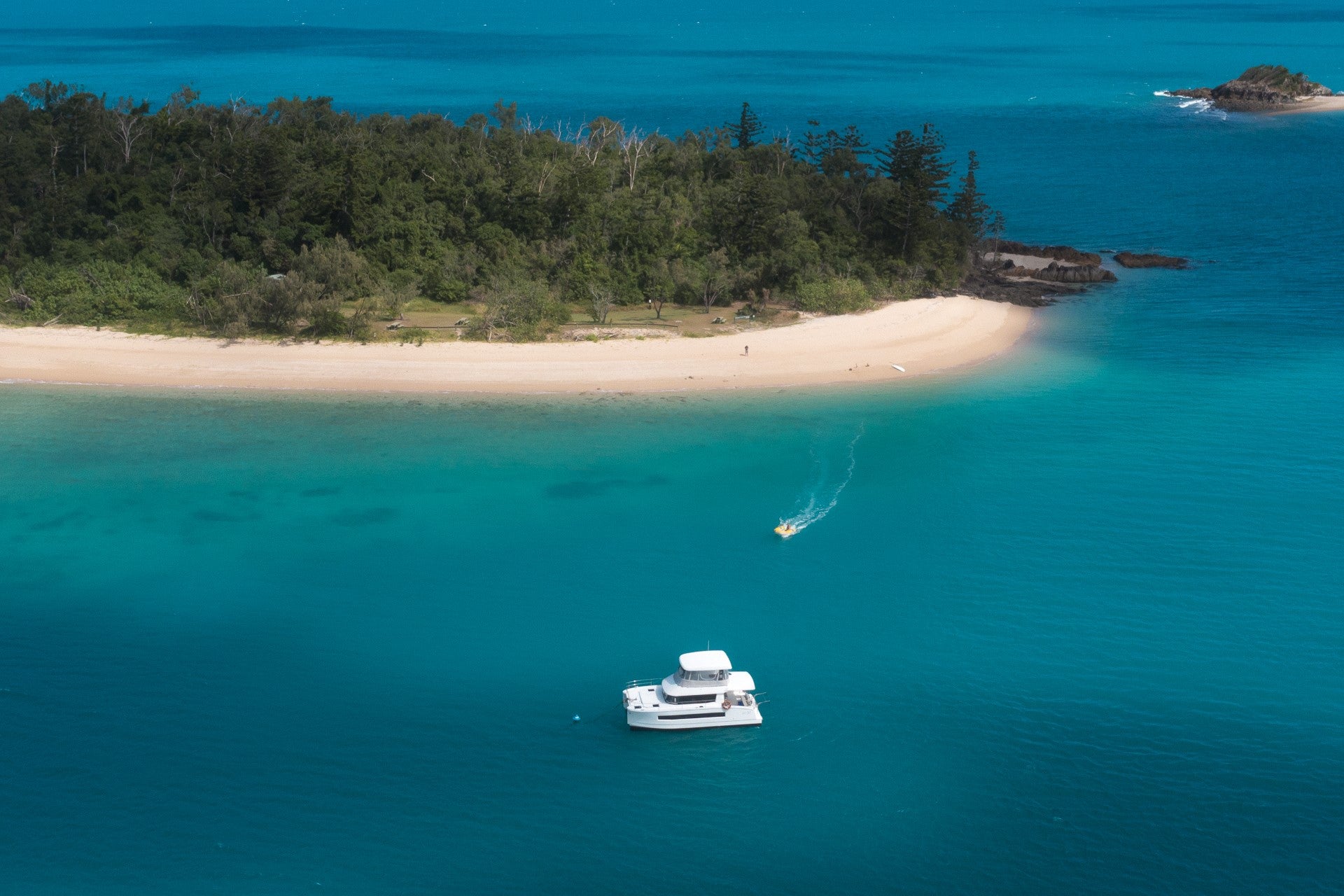 Motorcatamaran en eiland