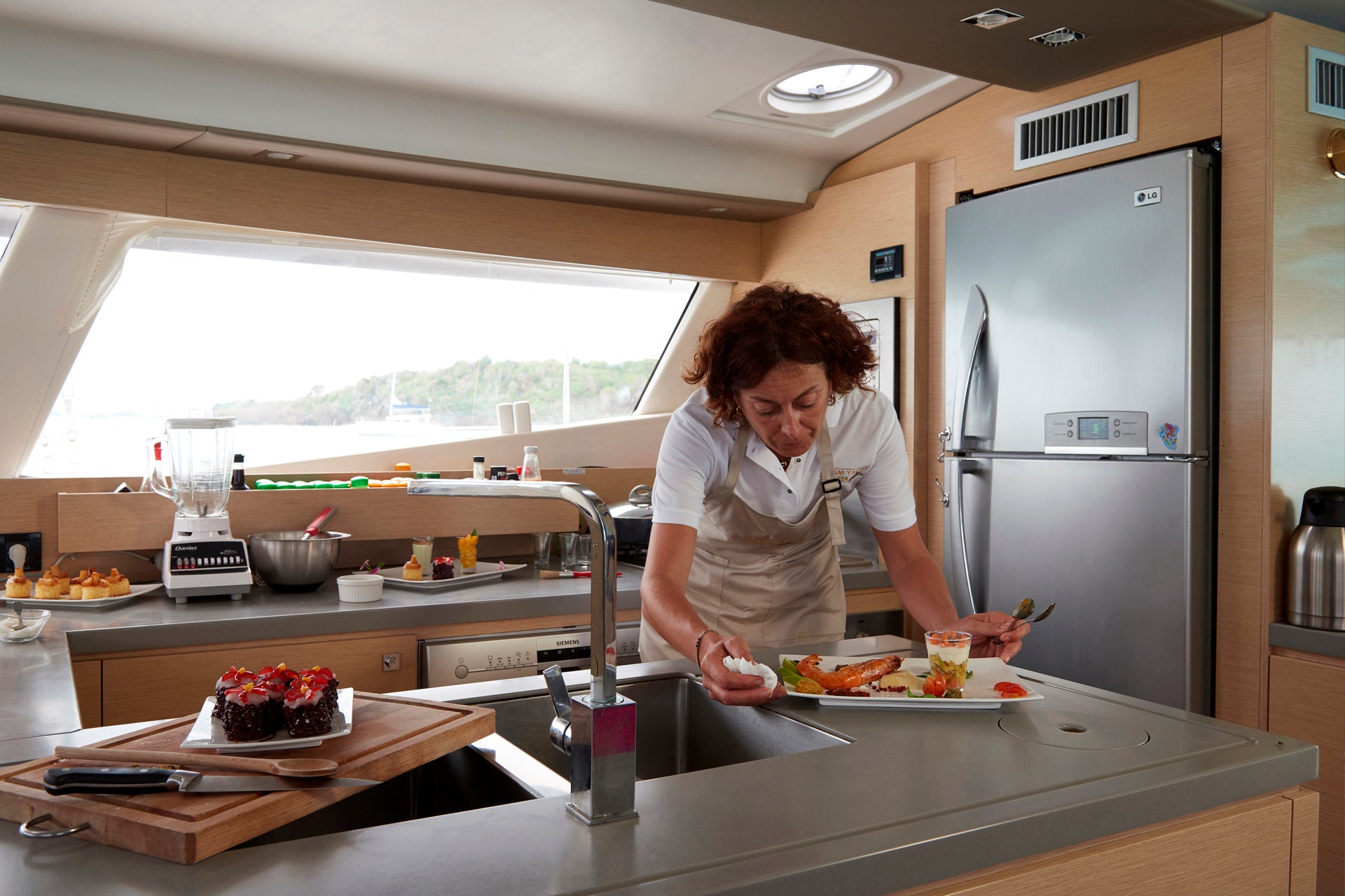 Cuisine dans un bateau de location avec équipage Premium