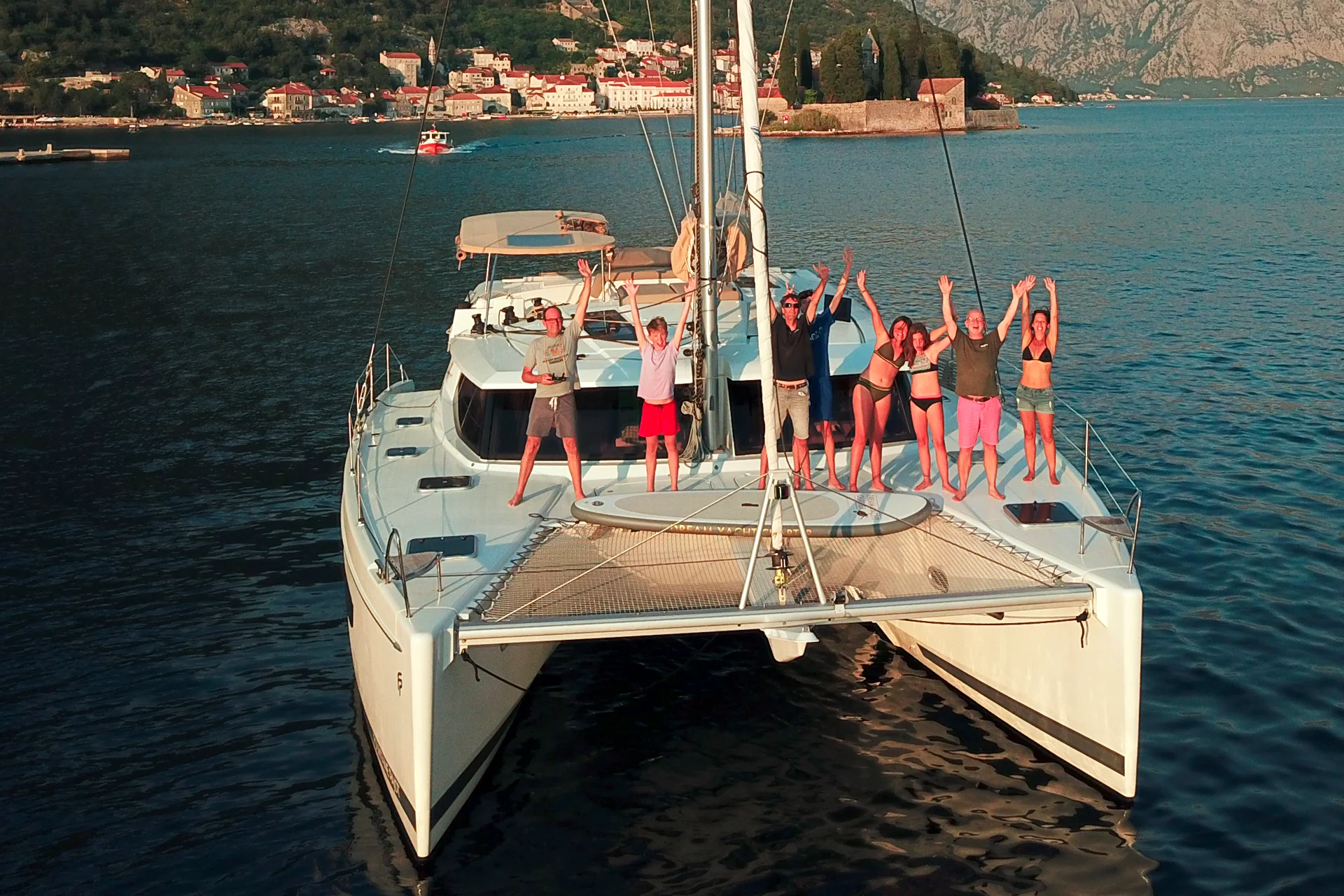 Gruppo che si gode le vacanze a bordo di una barca a vela con equipaggio