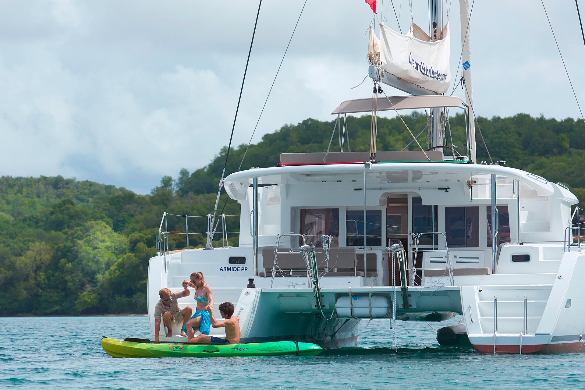 Famille profitant d'une location de bateau avec équipage