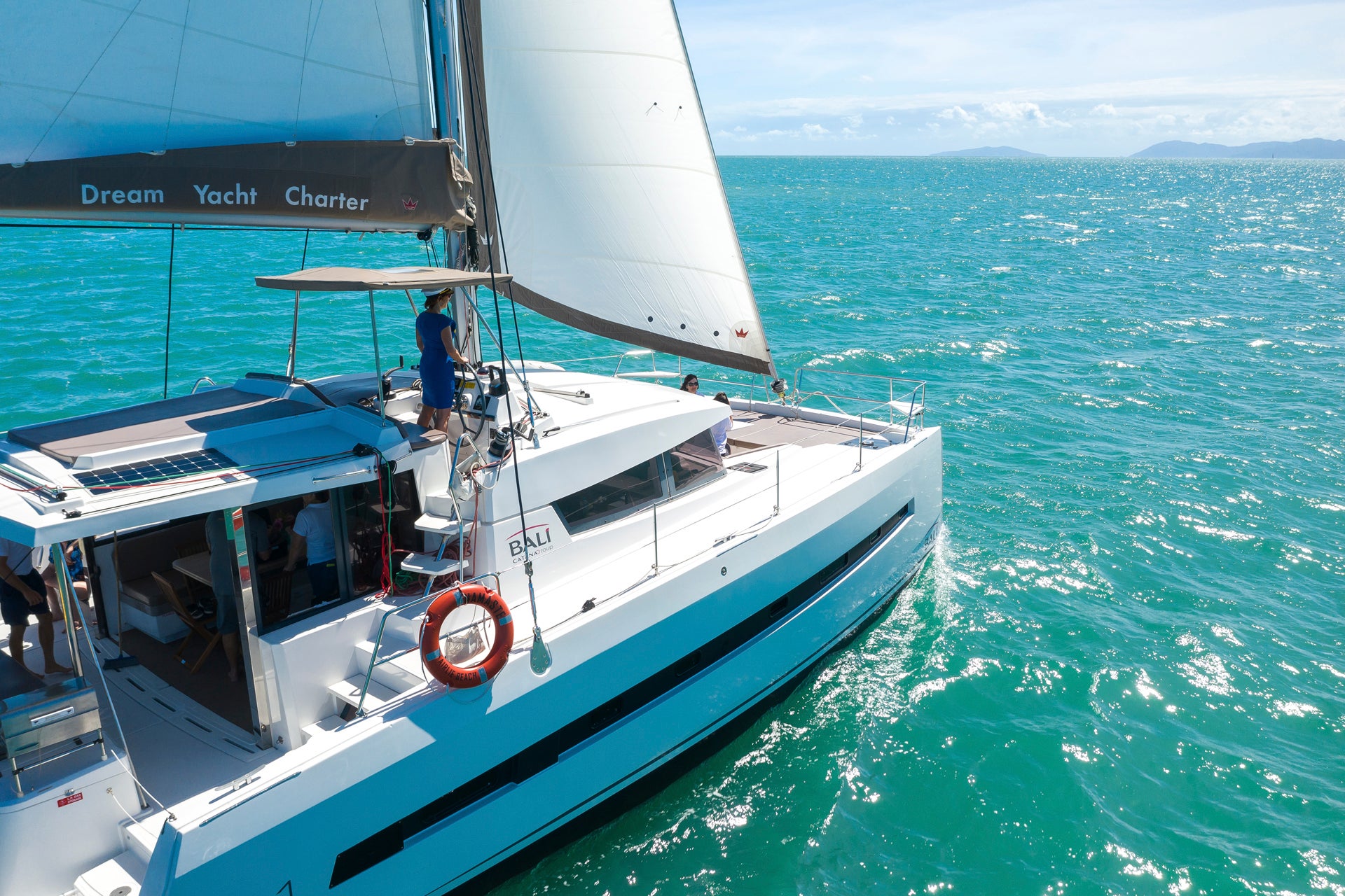 Yachtcharter mit Skipper segelt am Meer