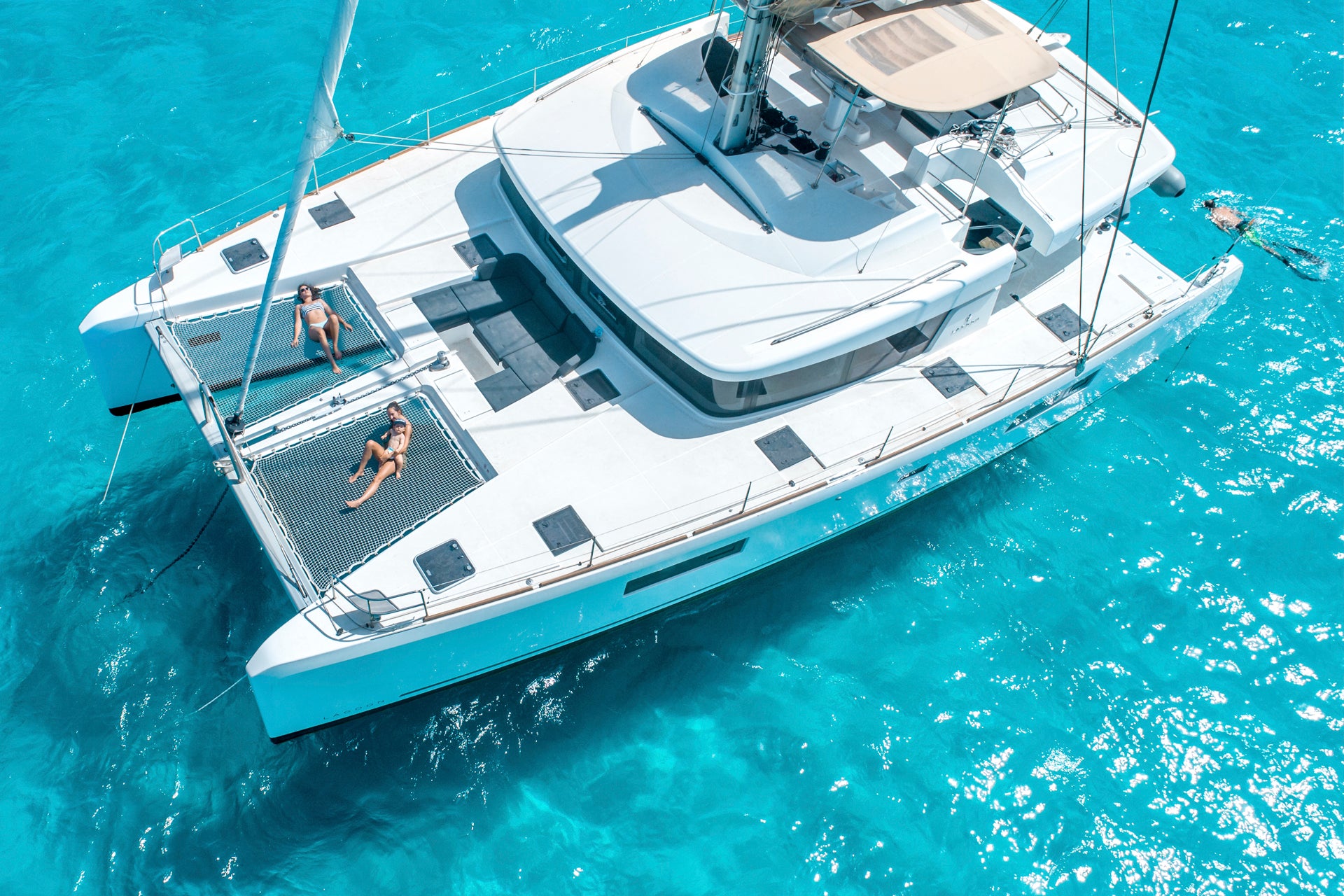 Bellissimo catamarano con skipper in acque cristalline